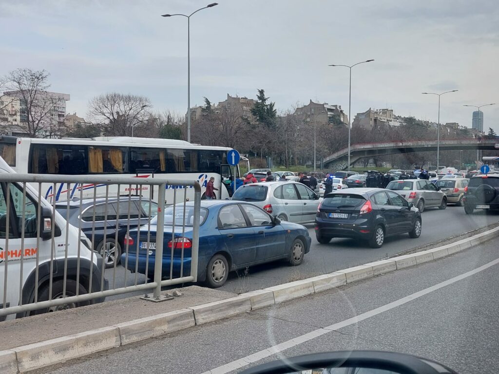 Haos na auto-putu kod Arene