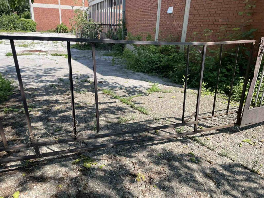 Otkrivamo - Ekološka bomba u centru Čačka, kancerogeni materijal u krugu 'FRA'
External