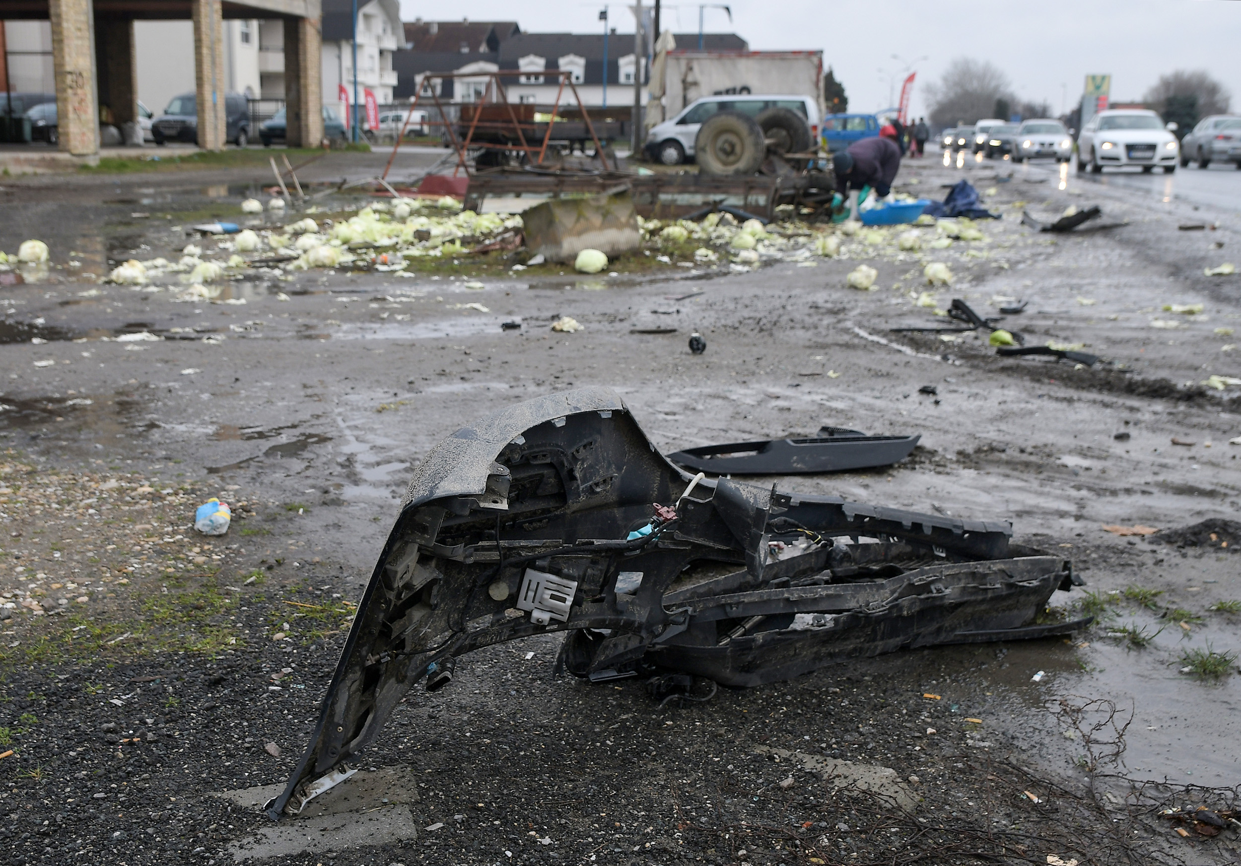 Novi Sad 16. decembar 2022 Mesto na kom se desela saobracajna nesreca u Futogu u kojoj je poginuo mladic prilikom udara u prikolicu sa kupusom Futog foto Nenad Mihajlovic