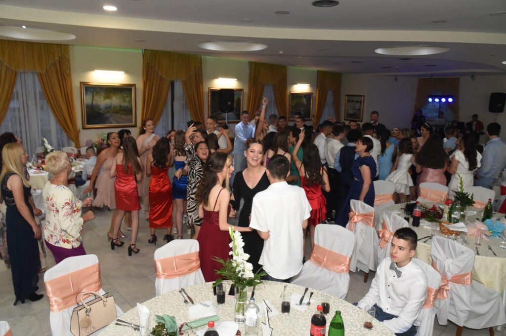 Maturanti Osnovne škole "Jovan Grčić Milenko" Beočin, opština platila malu maturu osmacima