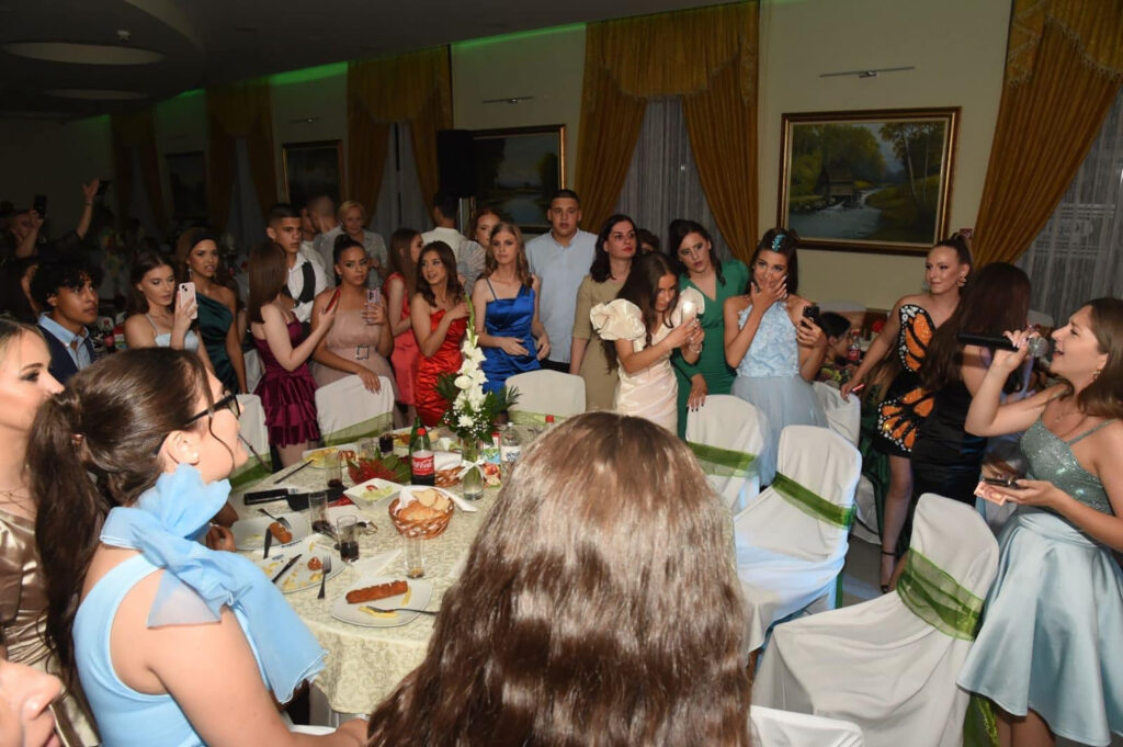 Maturanti Osnovne škole "Jovan Grčić Milenko" Beočin, opština platila malu maturu osmacima