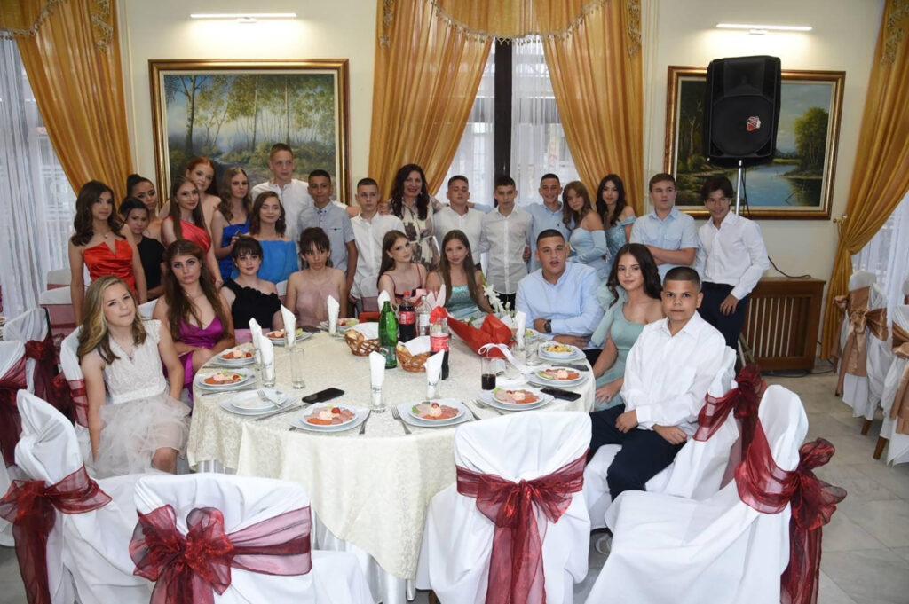 Maturanti Osnovne škole "Jovan Grčić Milenko" Beočin, opština platila malu maturu osmacima