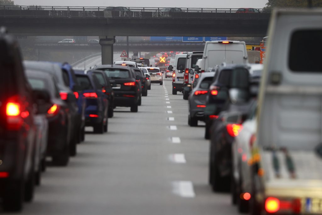A traffic jam is seen as activists (not pictured) hang on a bridge of A5 highway near Frankfurt, Germany October 26, 2020. REUTERS/Kai Pfaffenbach  guzva saobracaj kolona