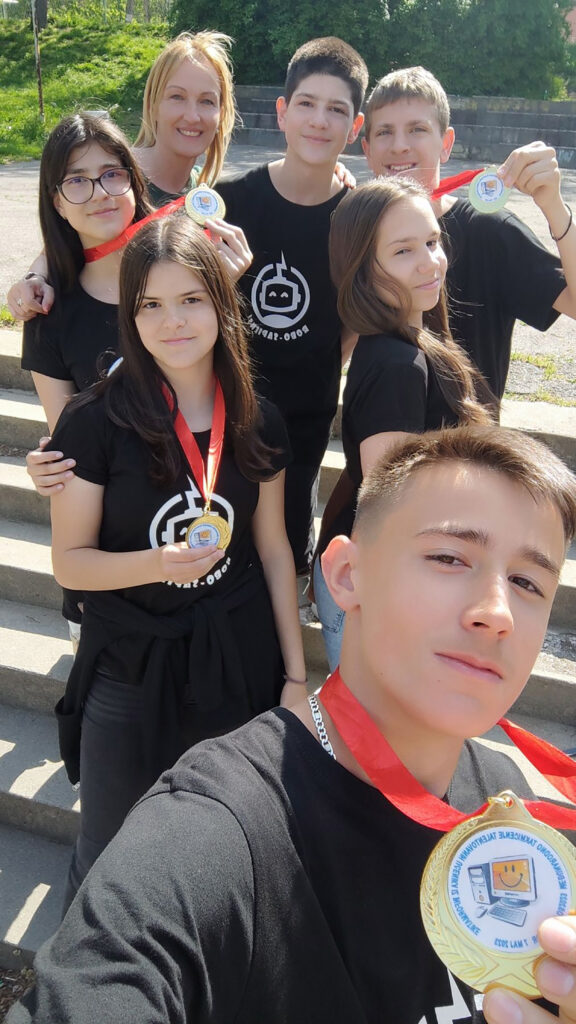 Kragujevac, učenici iz KG iznenadili nastavnicu, priča je o deci koja su na takmičenju iz informatike osvojila medalje, ali su oni u znak zahvalnosti spremili posebnu medalju za svoju nastavncu. , poslala Aleksandra Petrović