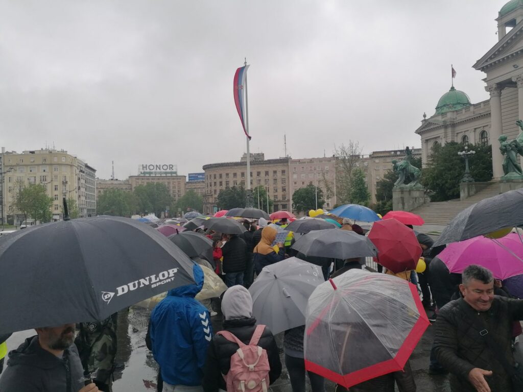 Protest građana ispred skupštine, traže struju, uvođenje struje, gradjani, protest, Skupština Foto: Privatna arhiva