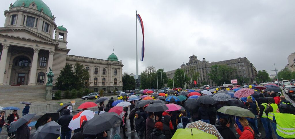 Protest građana ispred skupštine, traže struju, uvođenje struje, gradjani, protest, Skupština Foto: Privatna arhiva
