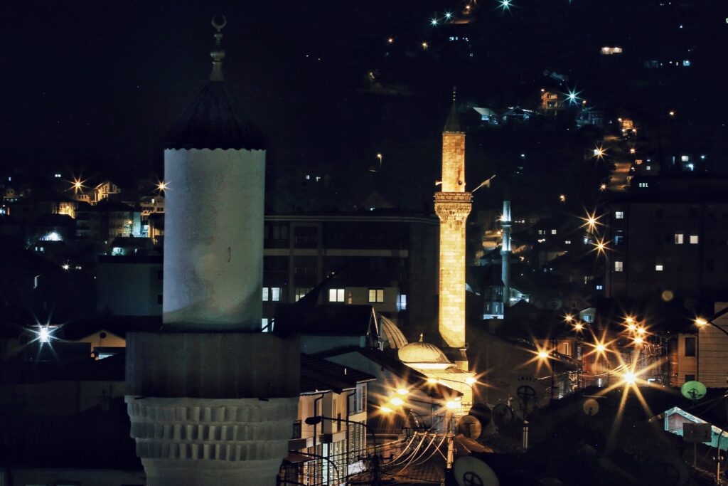 Lejletul Kadr, je noć vrednija od hiljadu meseci, tako veruju pripadnici islamske veroispovesti. Ova noć nastupa 27. dana svetog meseca Ramazana, a muslimani širom sveta dočekuju je sa posebnom radošću.