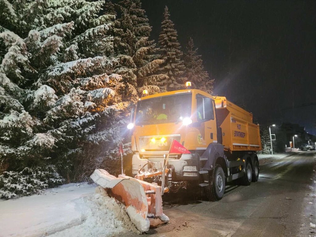 Zlatibor, Čajetina, sneg, zavejani putevi, zavejan put, čišćenje snega, sneg, zima Foto: Opština Čajetina