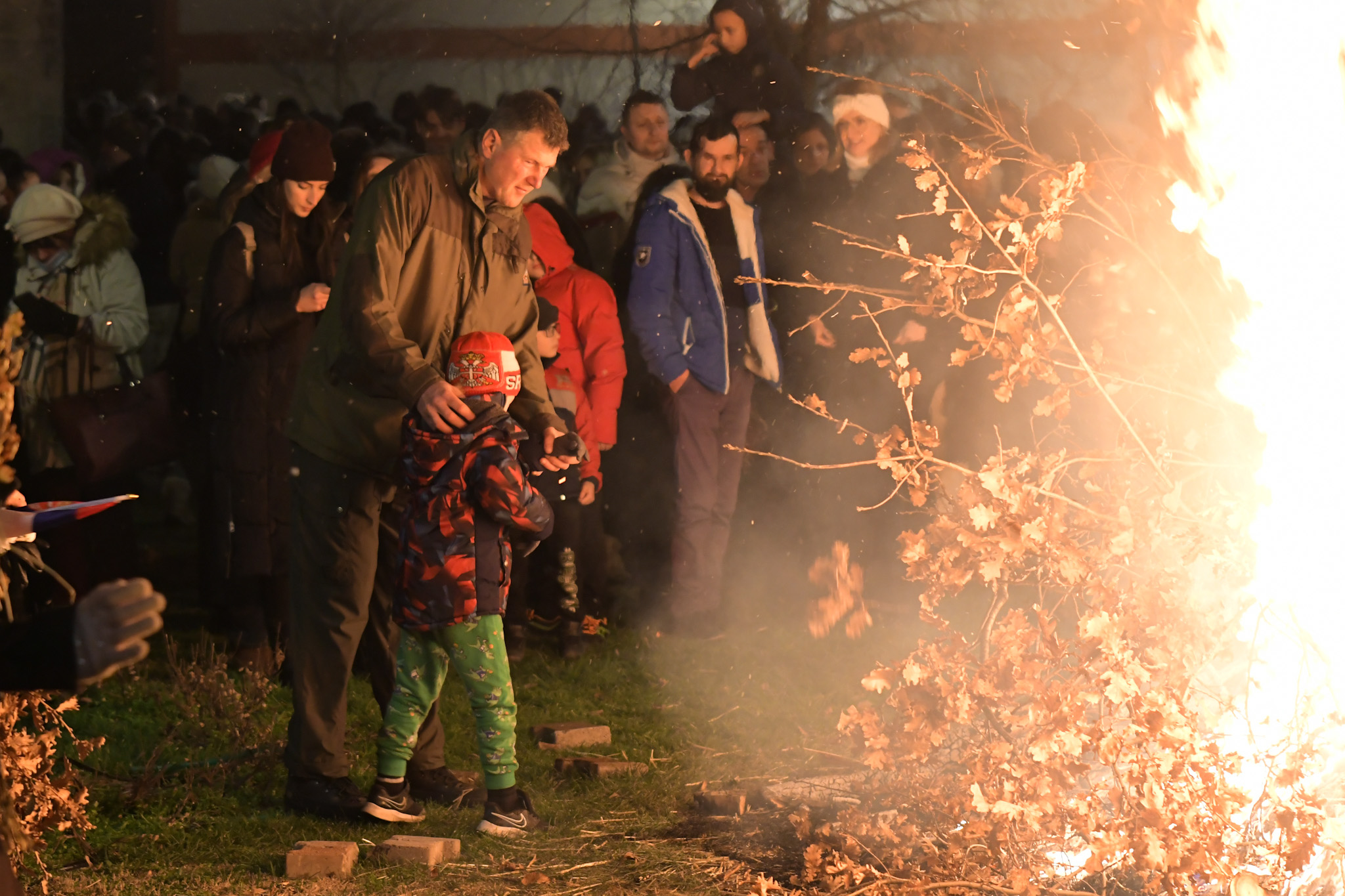 Novi Sad_ paljenje badnjaka crkva u Sremskoj Kamenici foto Nenad Mihajlovic_-1