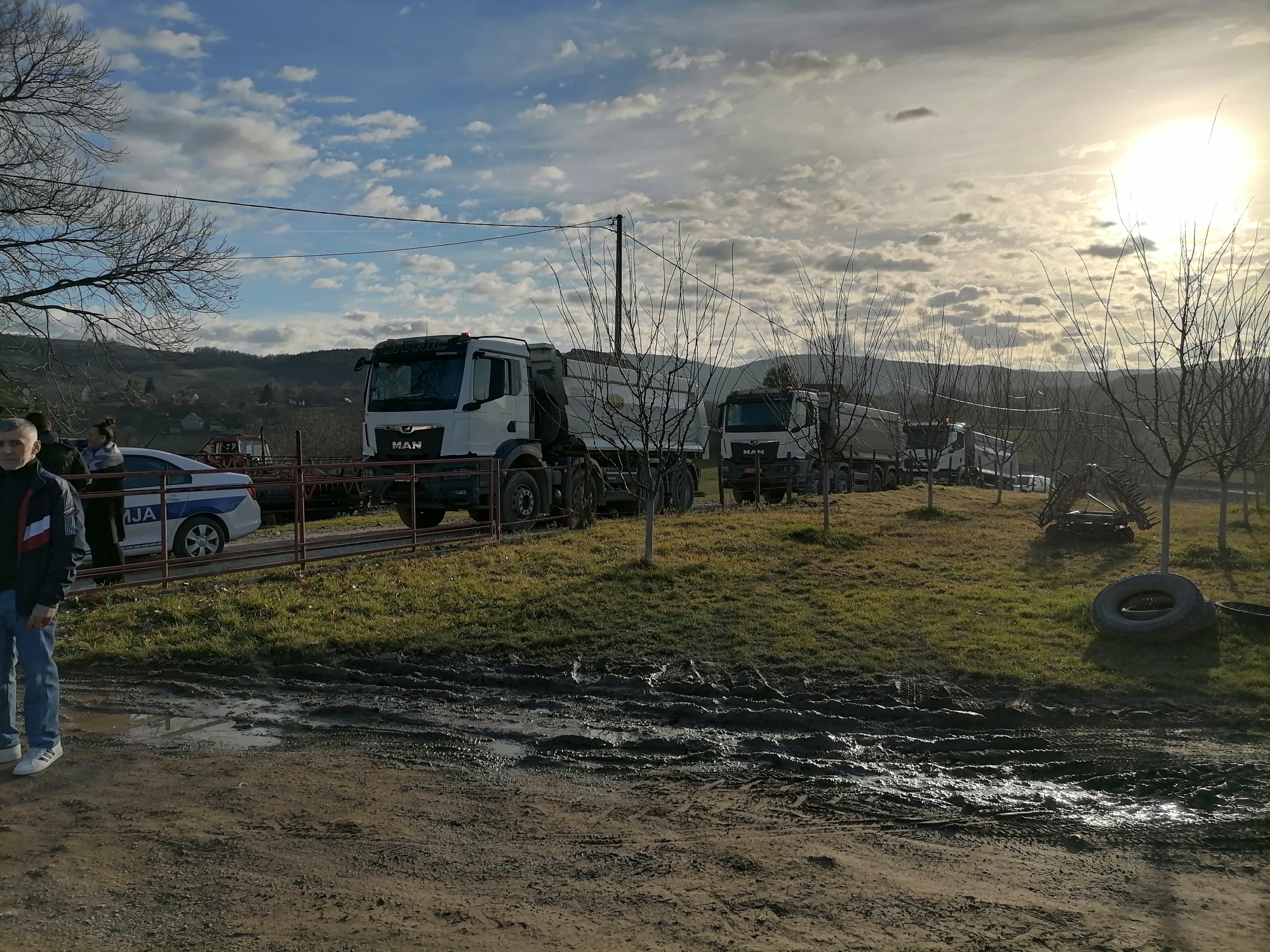 Meštani Žabara četvrti dan blokiraju saobraćajnicu zbog kamiona iz kamenoloma, Zabari Valjevo