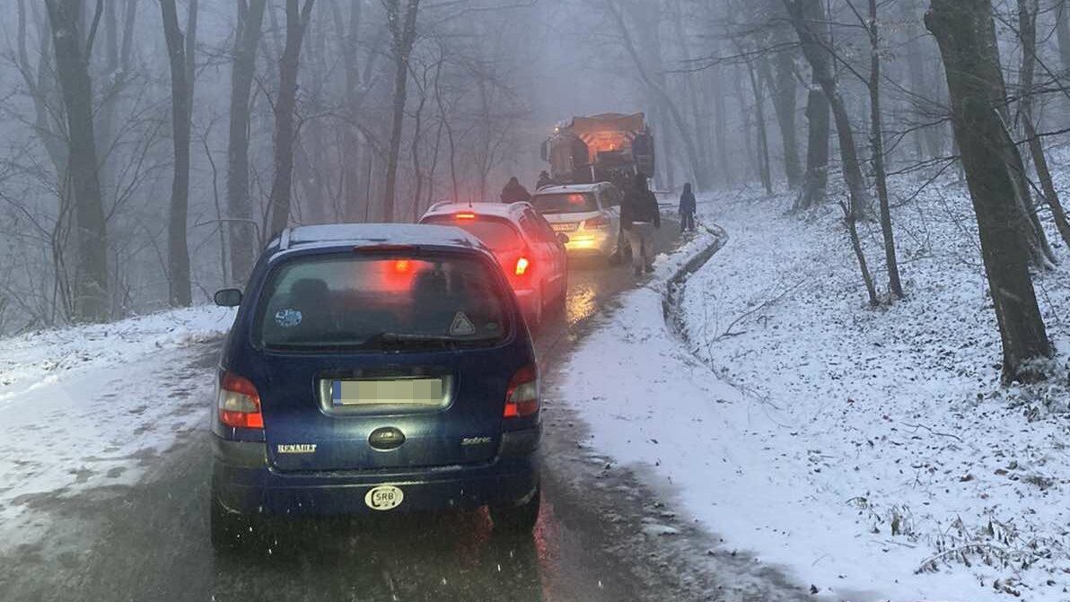 Kamion zimske službe se zbog „ćelavih“ guma zaglavio na Avali, vadili ga građani Foto: N1