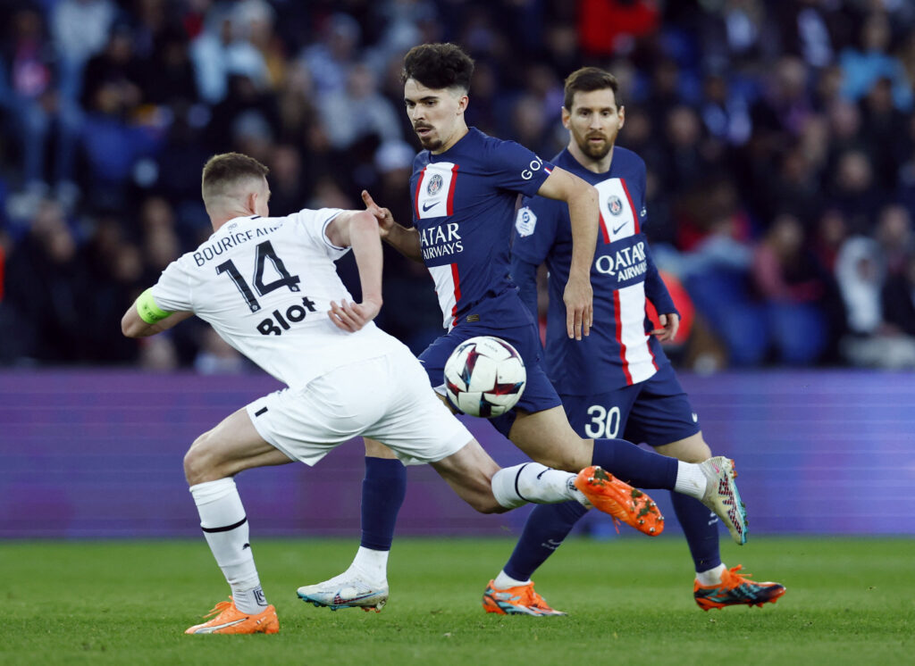 Soccer Football - Ligue 1 - Paris St Germain v Stade Rennes - Parc des Princes, Paris, France - March 19, 2023 Stade Rennes' Benjamin Bourigeaud in action with Paris St Germain's Vitinha and Lionel Messi REUTERS/Gonzalo Fuentes