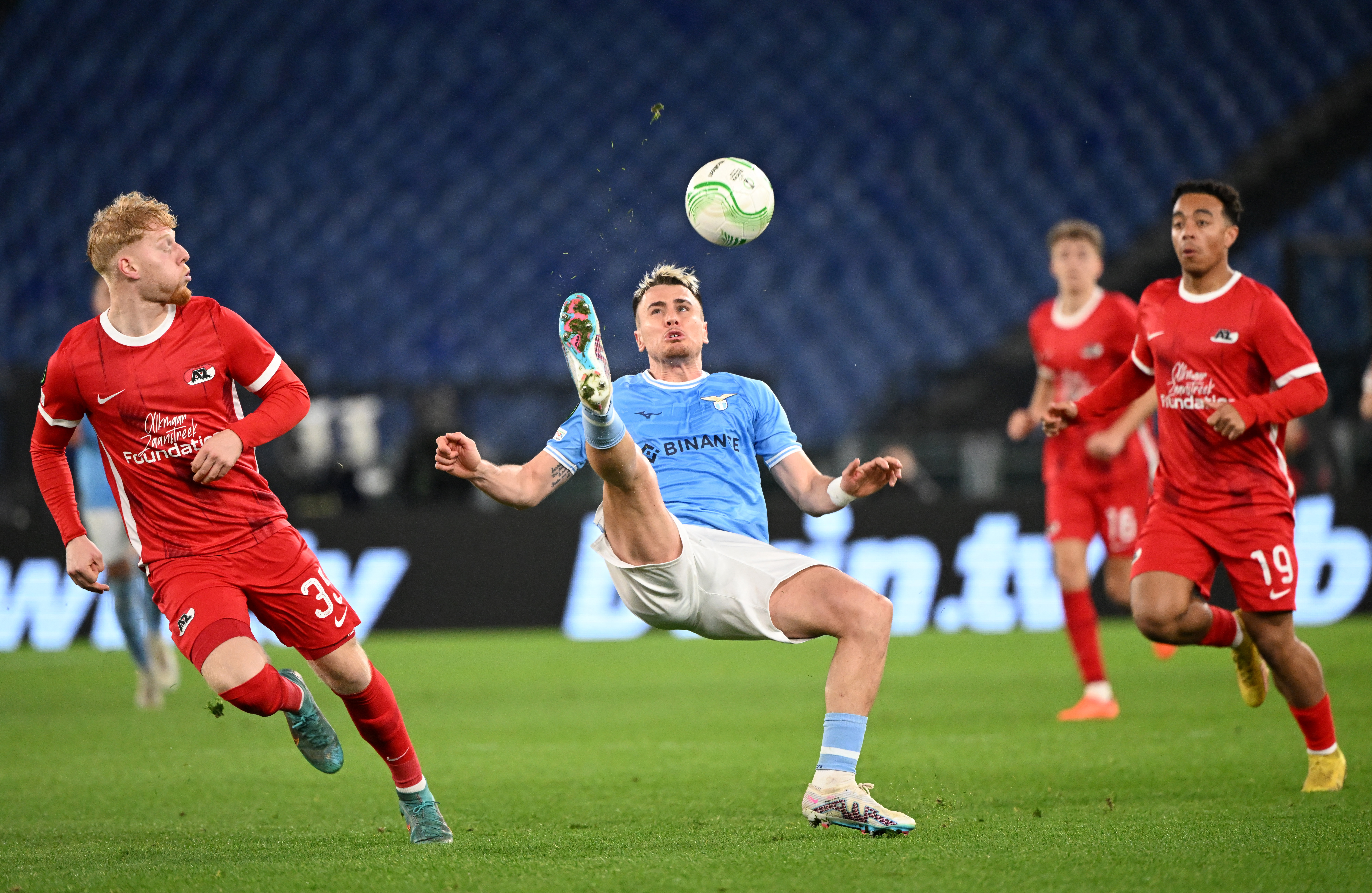 Soccer Football - Europa Conference League - Round of 16 - First Leg - Lazio v AZ Alkmaar - Stadio Olimpico, Rome, Italy - March 7, 2023 AZ Alkmaar's Mexx Meerdink and Myron van Brederode in action with Lazio's Patric REUTERS/Alberto Lingria