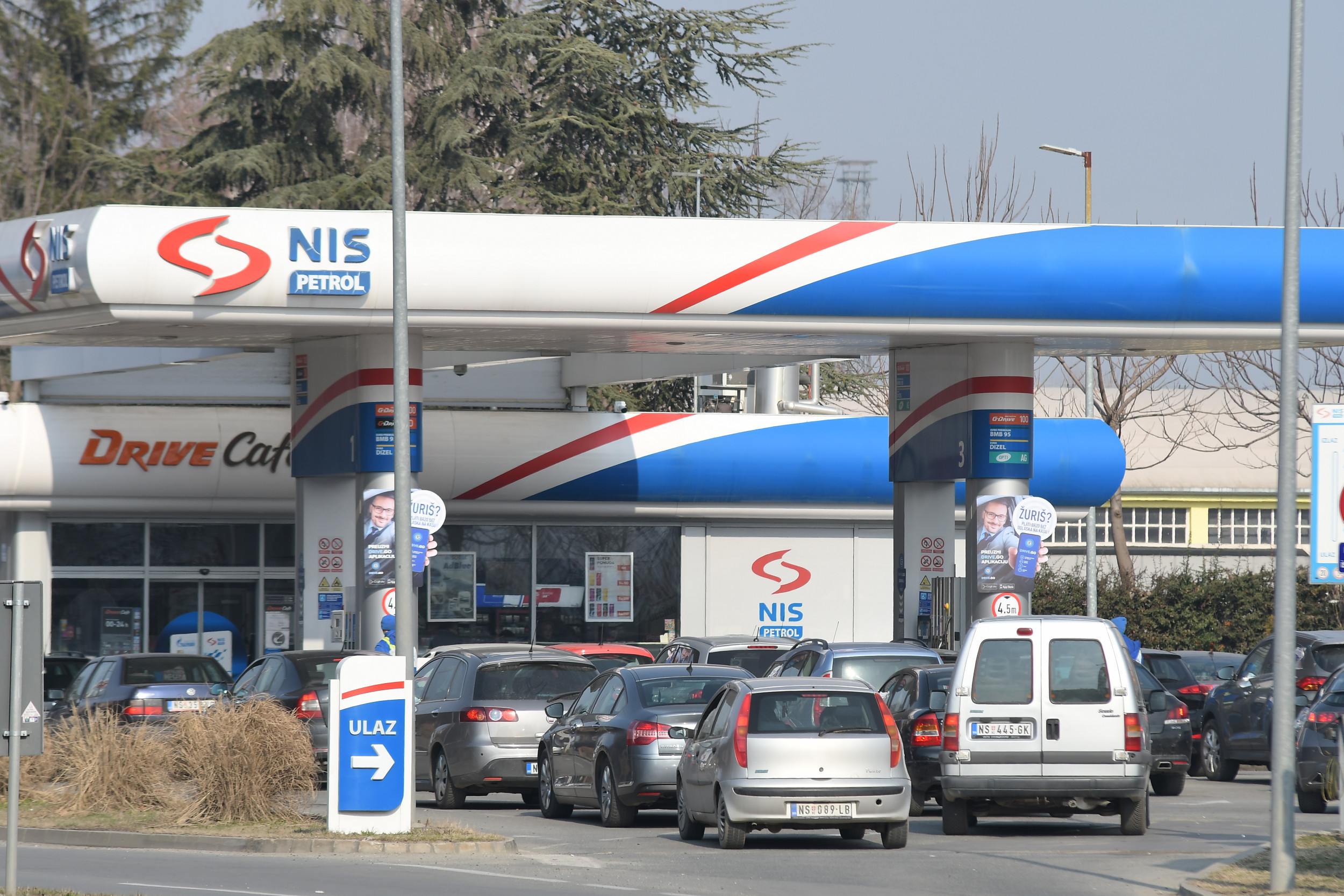 Novi Sad redovi na pumpi za gorivo benzin Foto: Nenad Mihajlovic