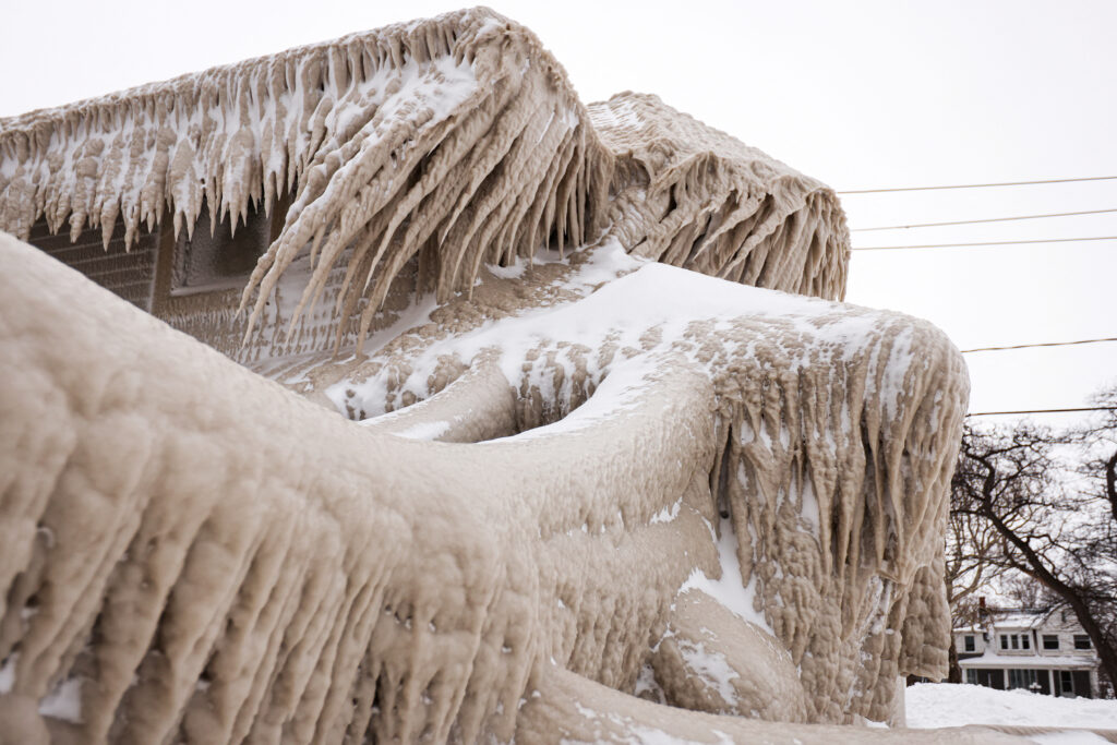 sneg i led u SAD  Ice formed by the spray of Lake Erie waves covers a restaurant during a winter storm in Hamburg, New York, U.S., December 26, 2022.  REUTERS/Lindsey DeDario