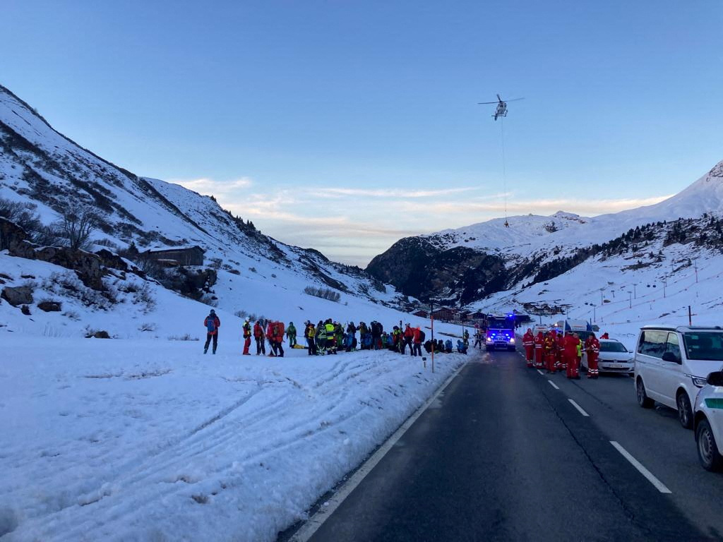 Austrija nesreća, Rescue workers stand near the site where an avalanche buried 10 skiers in the Austrian ski resort of Lech