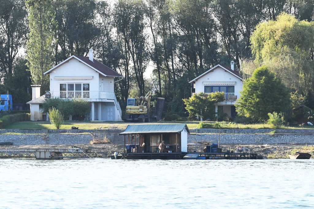 BEOGRAD 10.09.2020 Tomislav Nikolić, Toma Nikolić, kuća na reci, kuća na Savi u blokovima na Novom Beogradu, Novi Beograd, nasip foto: Nova.rs
