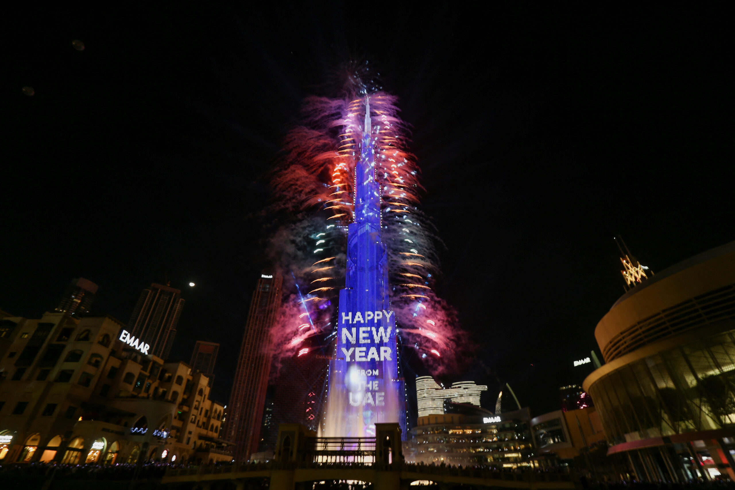 Fireworks explode from the Burj Khalifa, the tallest building in the world, during the New Year's Eve celebrations in Dubai, United Arab Emirates, January 1, 2023. REUTERS/Satish Kumar