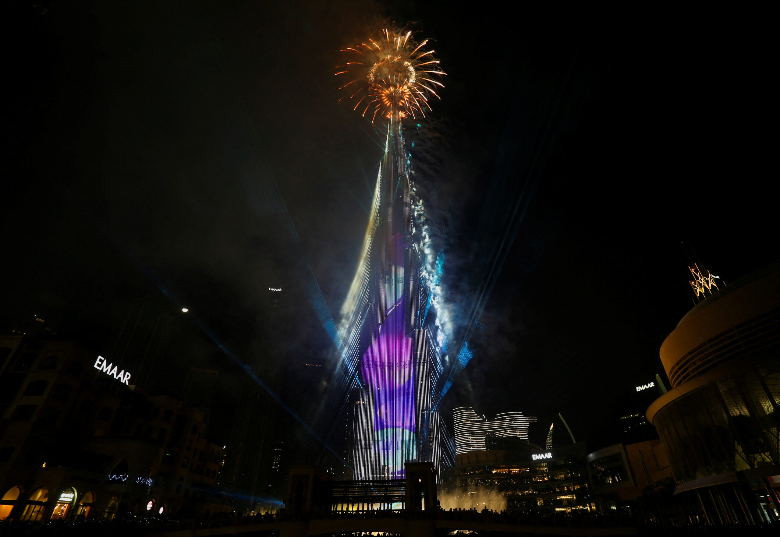 Fireworks explode from the Burj Khalifa, the tallest building in the world, during the New Year's Eve celebrations in Dubai, United Arab Emirates, January 1, 2023. REUTERS/Satish Kumar
