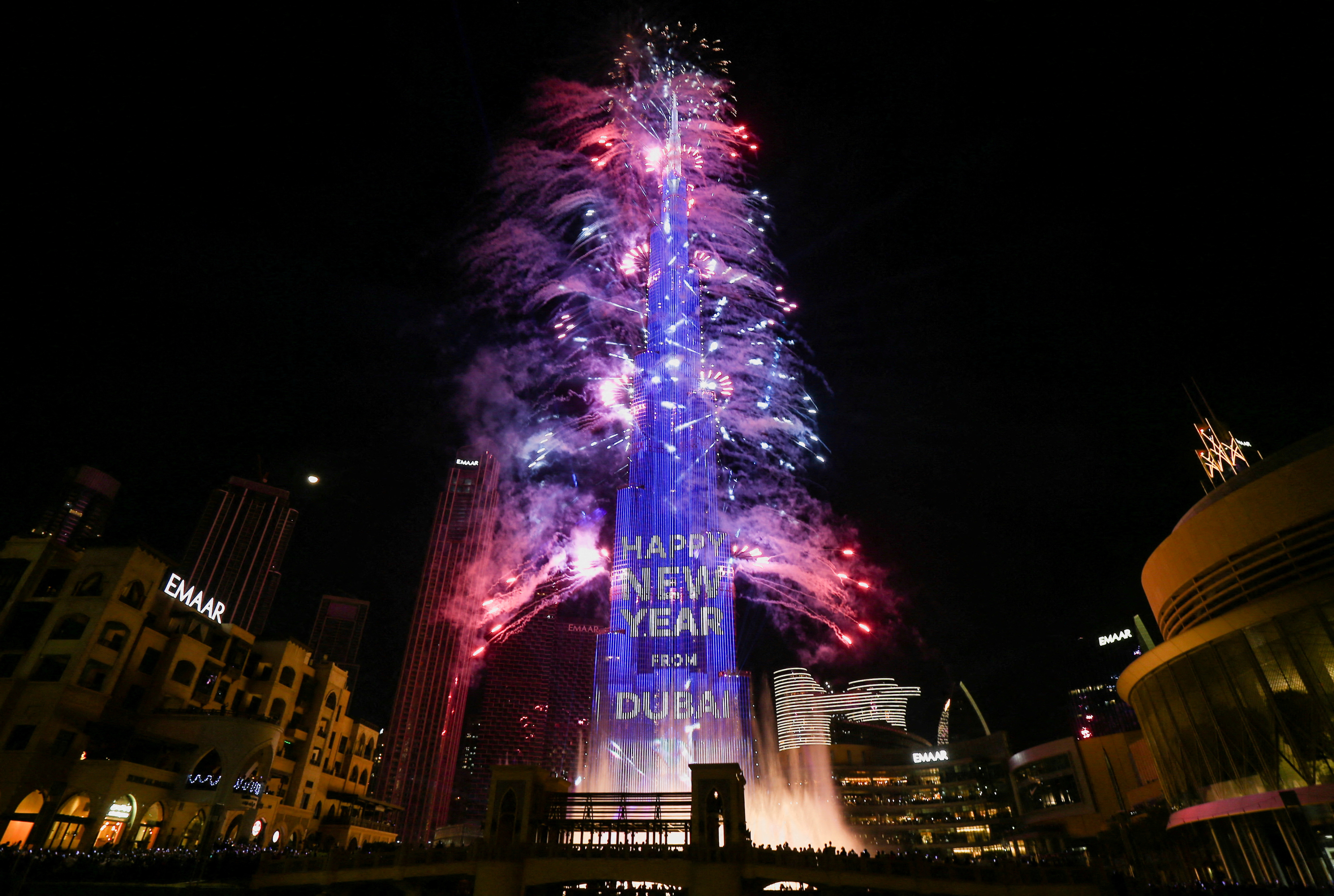 Fireworks explode from the Burj Khalifa, the tallest building in the world, during the New Year's Eve celebrations in Dubai, United Arab Emirates, January 1, 2023. REUTERS/Satish Kumar     TPX IMAGES OF THE DAY