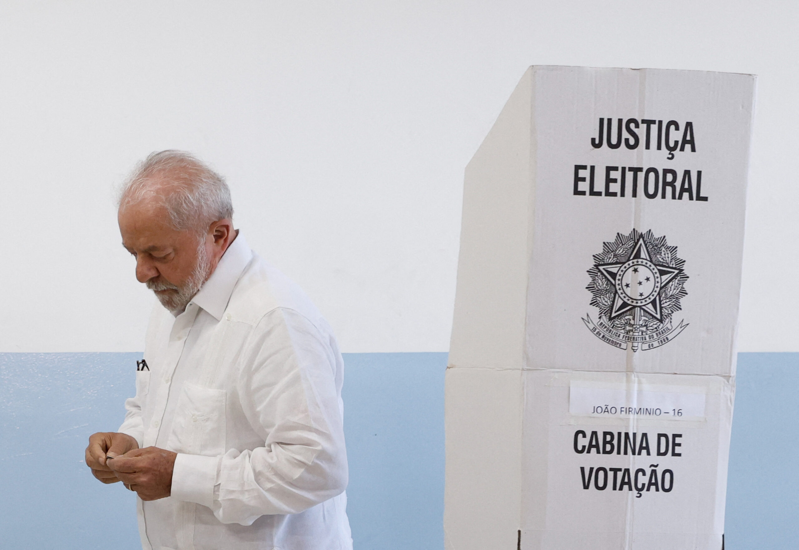 Brazil's former President and presidential candidate Luiz Inacio Lula da Silva votes at a polling station in Sao Bernardo do Campo, on the outskirts of Sao Paulo, Brazil October 30, 2022. REUTERS/Amanda Perobelli