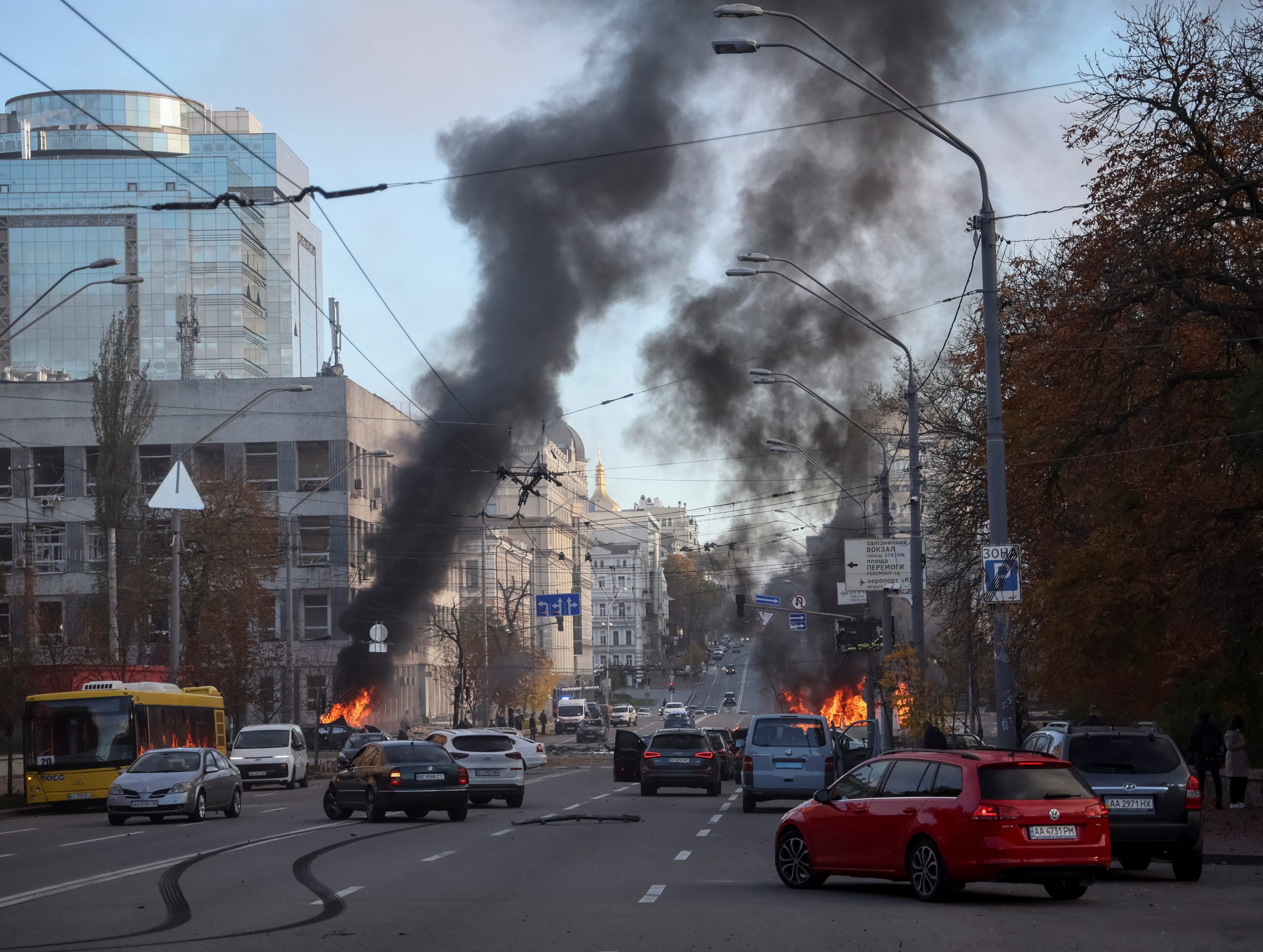 Cars burn after Russian military strike, as Russia's invasion of Ùkraine continues, in central Kyiv, Ukraine October 10, 2022.  REUTERS/Gleb Garanich