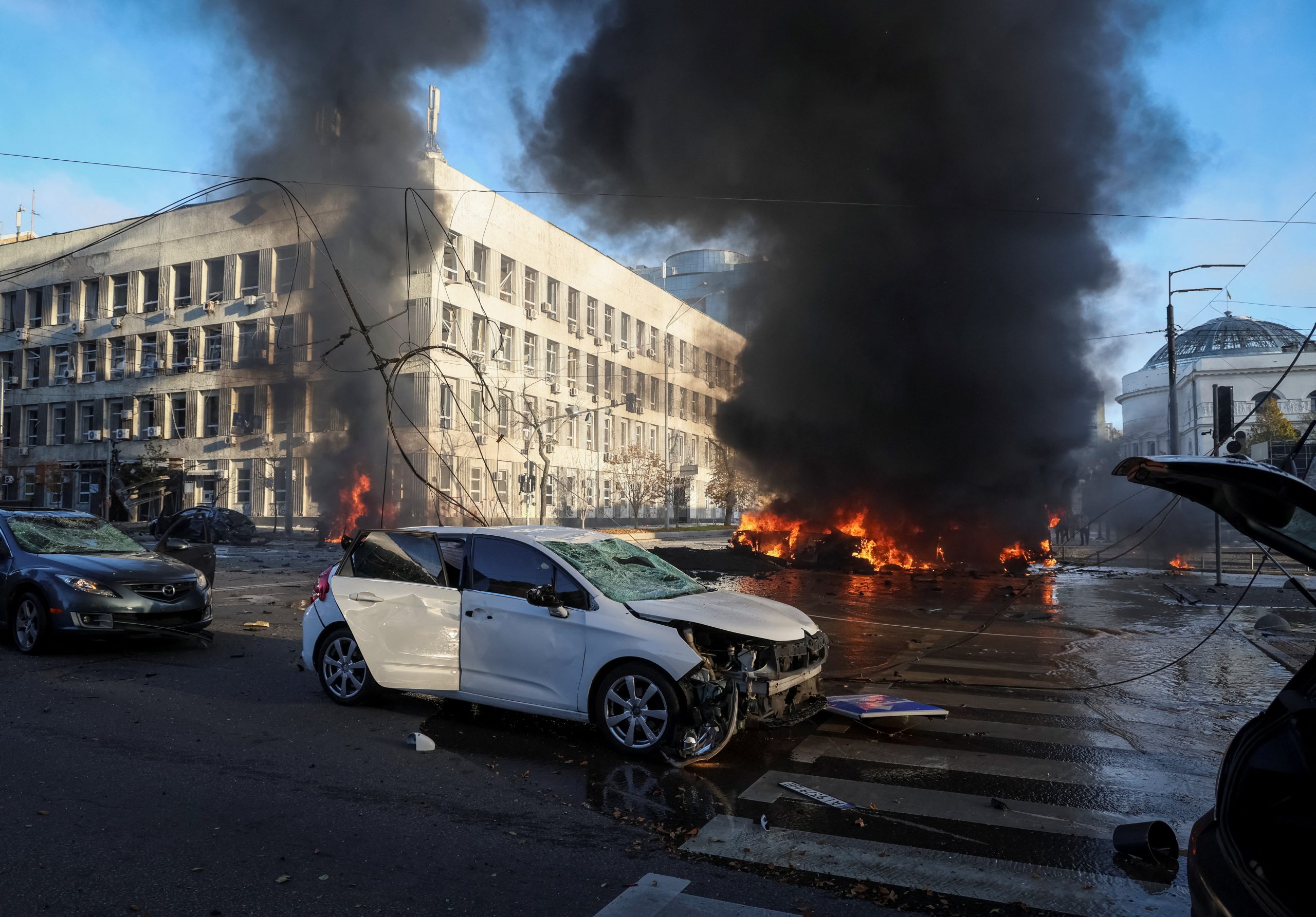 Cars burn after Russian military strike, as Russia's invasion of Ukraine continues, in central Kyiv, Ukraine October 10, 2022.  REUTERS/Gleb Garanich