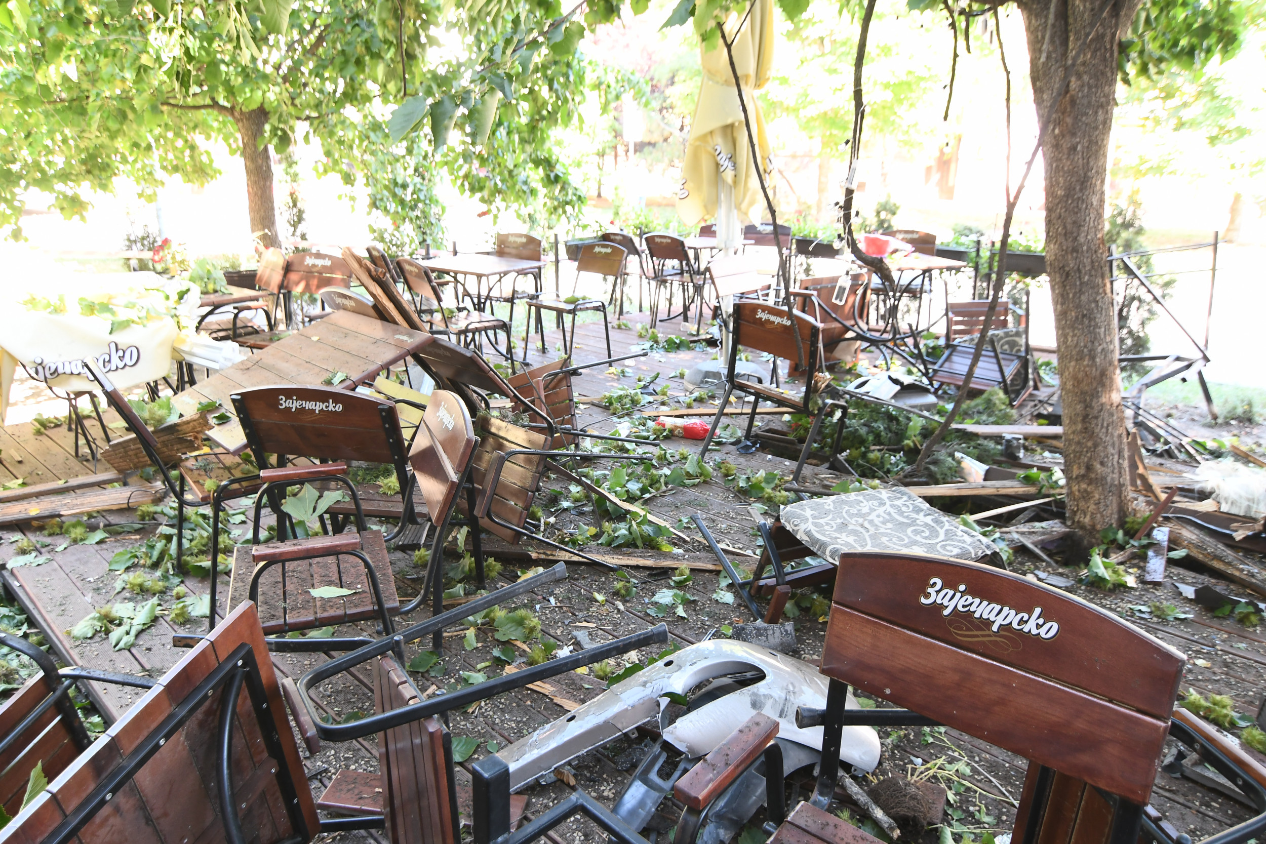 novi sad 12.07.2022 autom uleteo u kafić Karambol u Novom Sadu: „Mercedesom“ uleteo u kafić, povređena devojka