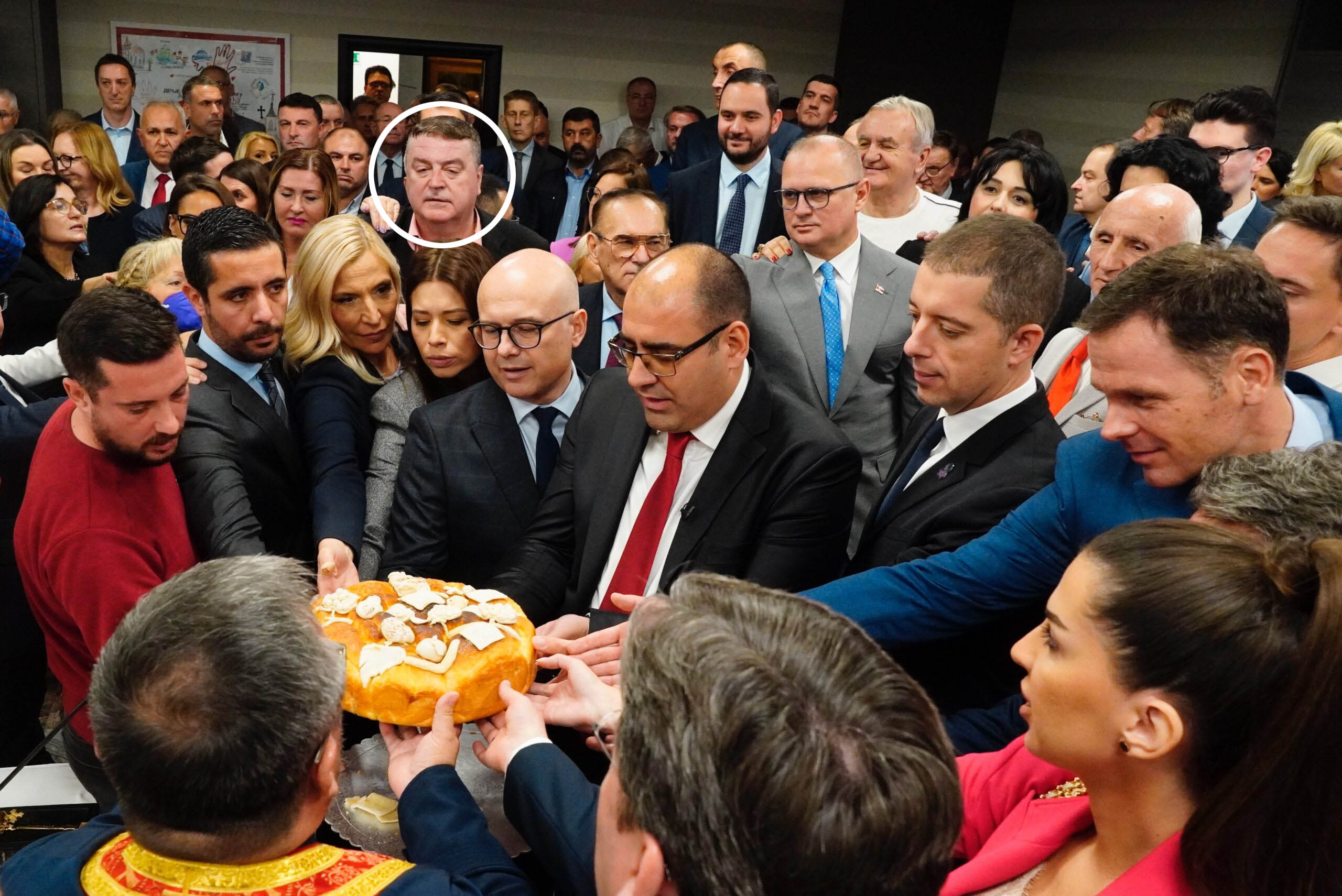 Beograd, 27. oktobra 2022.- Srpska napredna stranka obelezava stranacku slavu Svetu Petku uz svecani cin lomljenja slavskog kolaca. FOTO TANJUG/ VLADIMIR SPORCIC/ bs