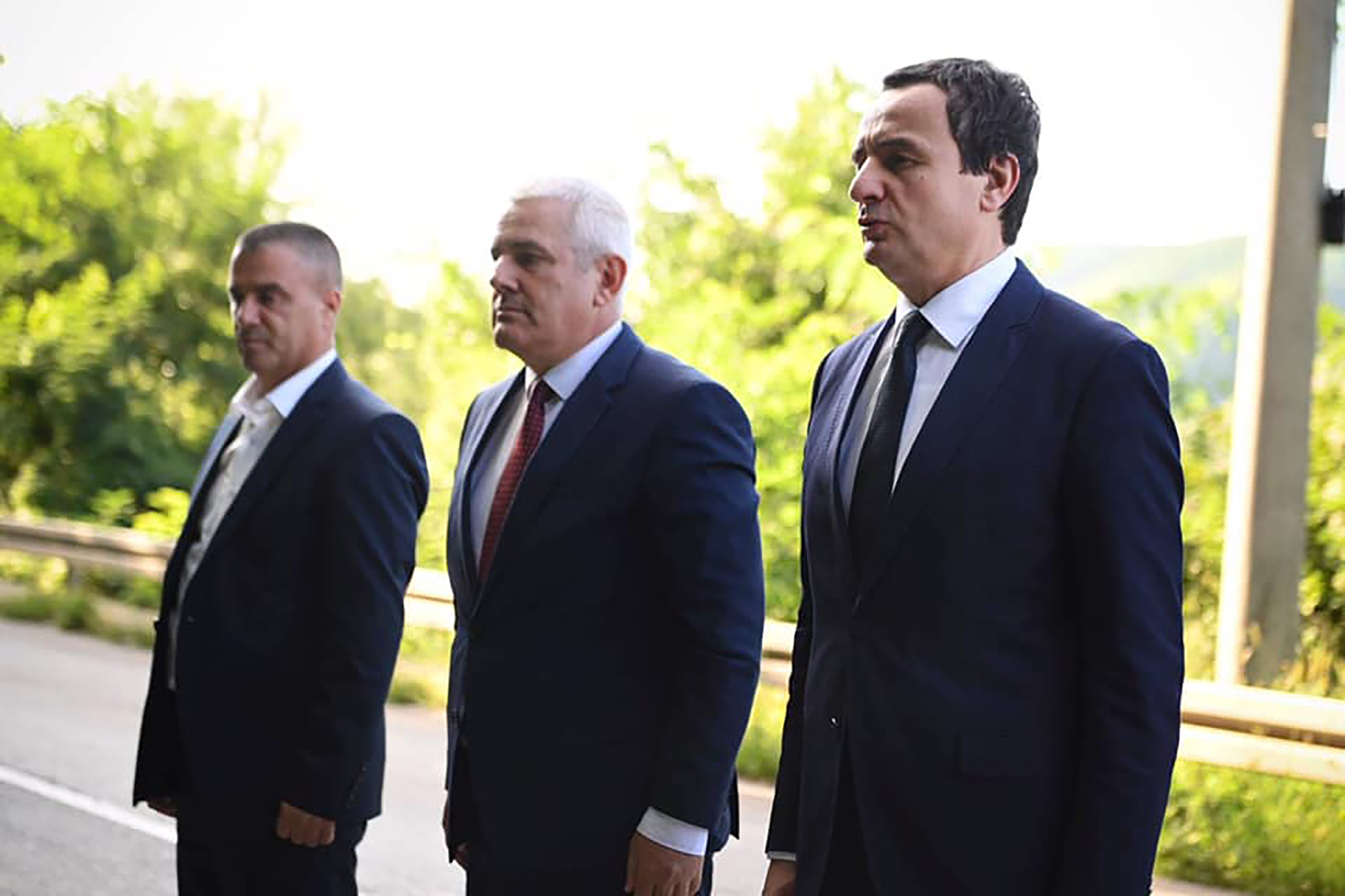 Albin Kurti
Kurti sa Svećljom na Severu, odali počast ubijenom specijalcu, posetili bazu policije u Z.Potoku