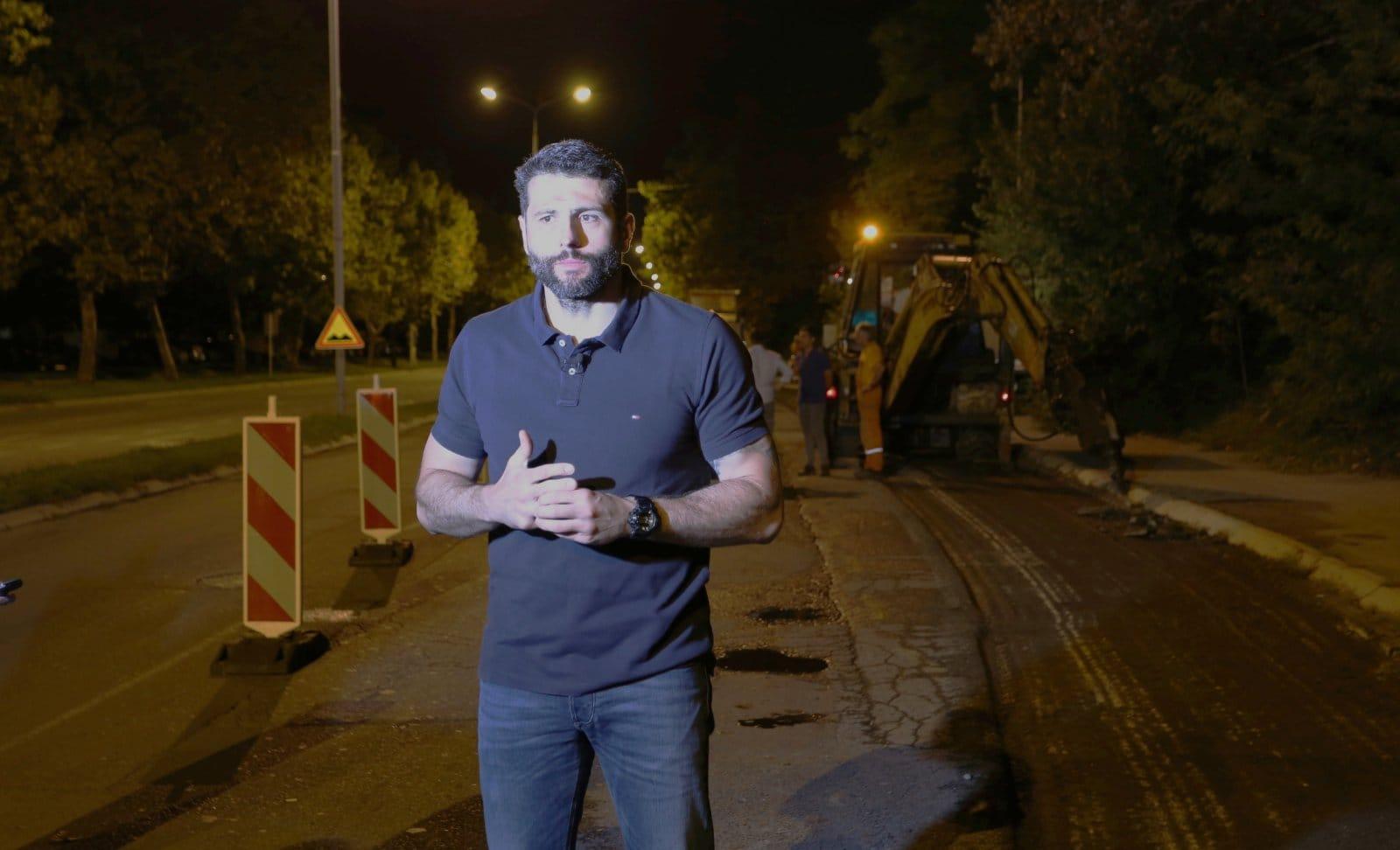 Gradonačelnik Beograda Aleksandar Šapić obišao je kasno sinoć radove na asfaltiranju Ulice Marka Čelebonovića na Bežanijskoj kosi