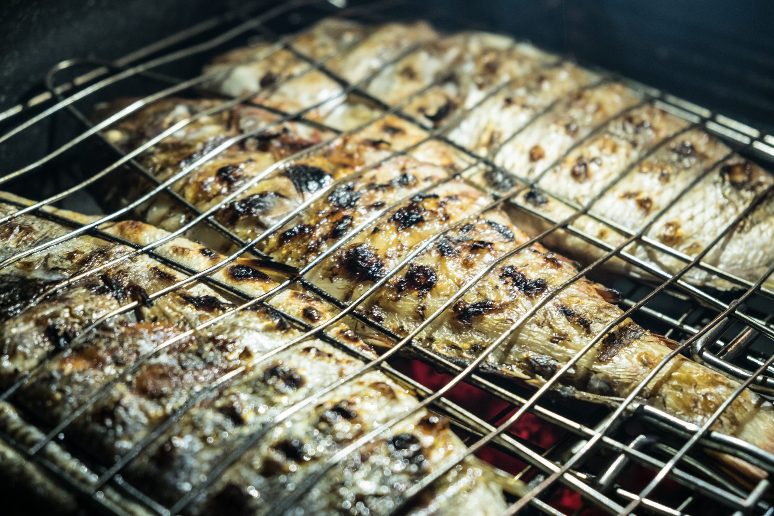 1636752198-19.11.-c-Orada-rostilj-stock-photo-closeup-of-fish-on-barbecue-grill-532557343-scaled.jpg