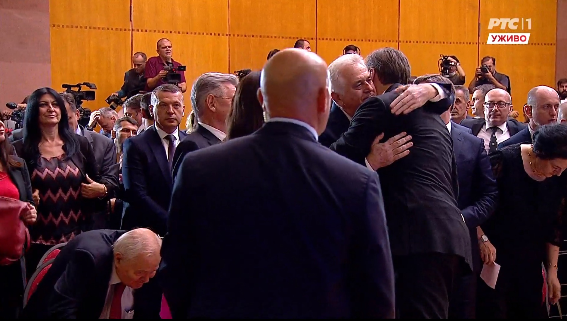 1656442981-toma_vucic_ceremonija_zagrljaj_screenshot_Rts.jpg