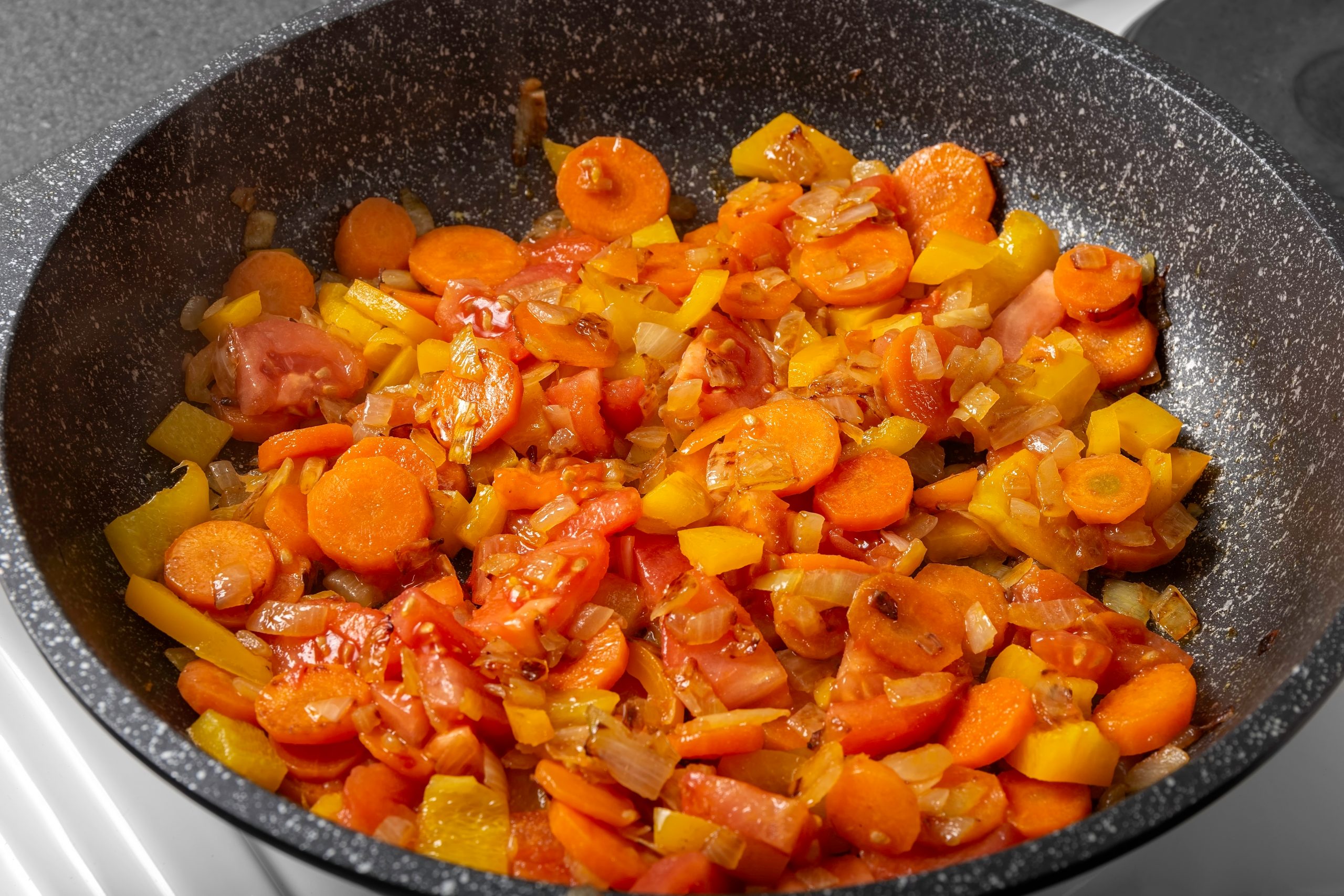 1624189911-25.6.21.-a-cuspajz-od-sargarepe-stock-photo-vegetables-are-fried-in-a-pan-on-the-stove-finely-chopped-onions-and-carrots-are-stewed-in-a-pan-1914894118-scaled.jpg