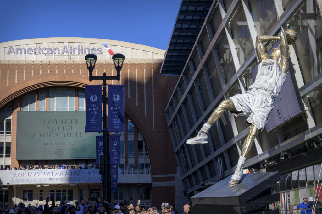 1671995320-2022-12-25T182802Z_37372087_MT1USATODAY19679442_RTRMADP_3_NBA-LOS-ANGELES-LAKERS-AT-DALLAS-MAVERICKS-1024x683.jpg