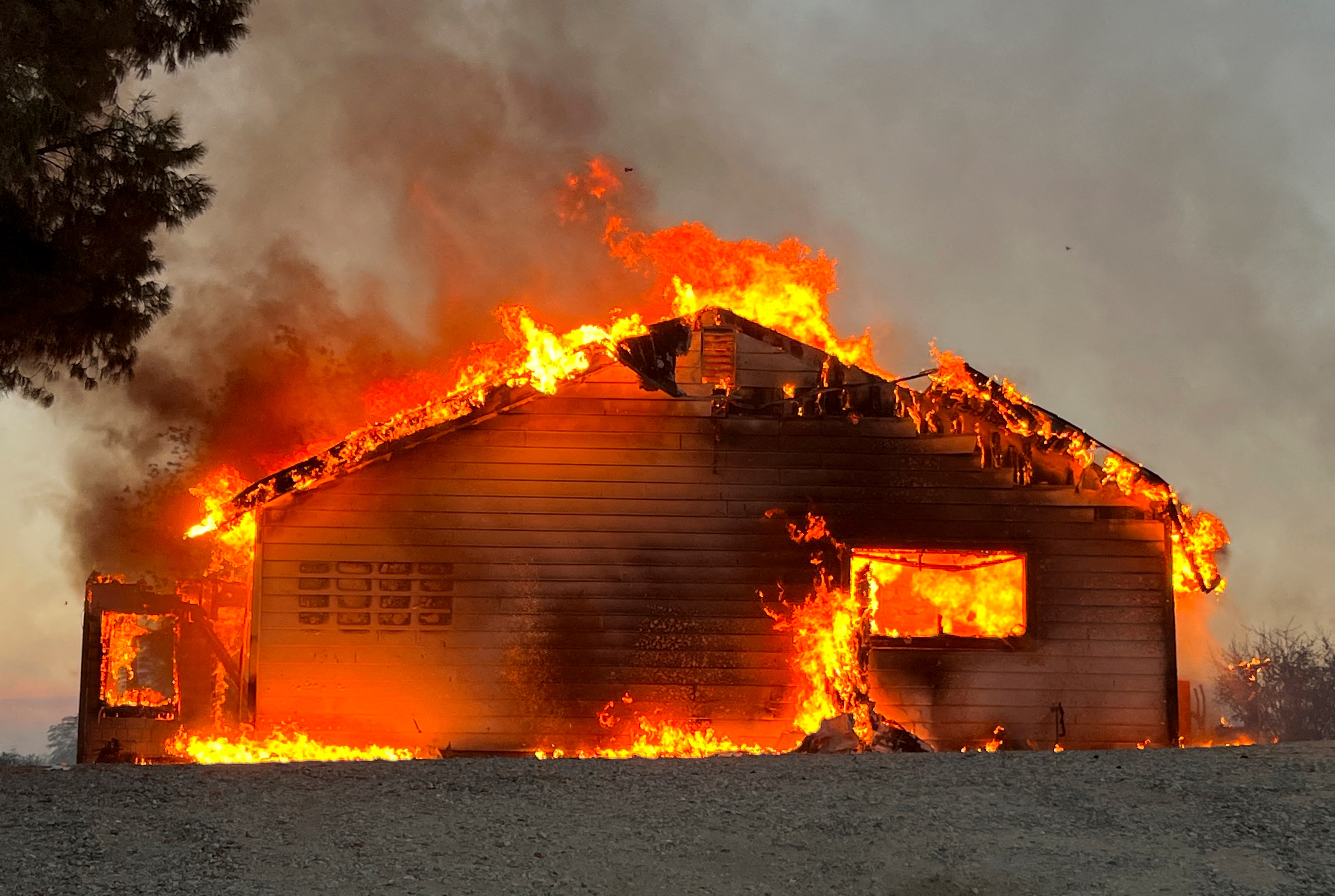 A view shows a burning house as the Fairview Fire near Hemet, California, U.S., September 5, 2022.  REUTERS/David Swanson     TPX IMAGES OF THE DAY