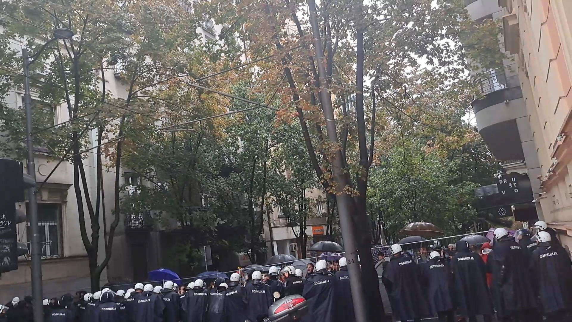 Litijaši gurali kordon policije i bacali flaše
