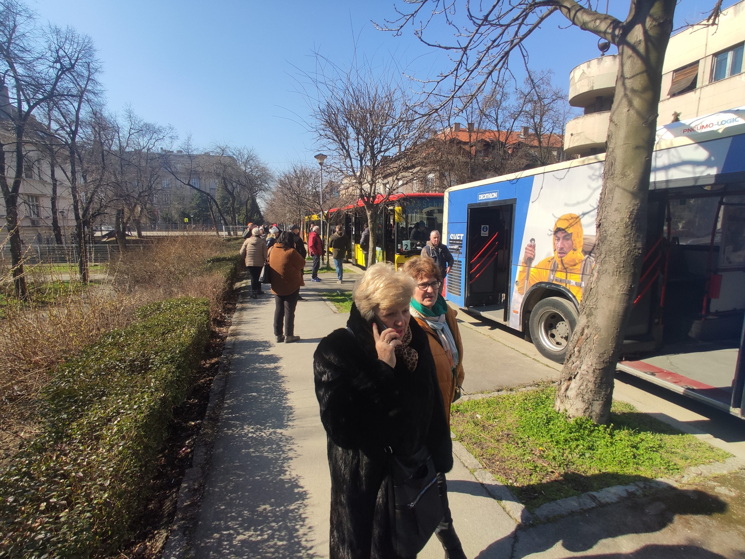 Beograd 12. mart 2022. Simpatizeri pristalice SNS Srpska napredna stranka pred put u Busije, Zemun, autobusi Foto:Vesna Lalić/Nova.rs