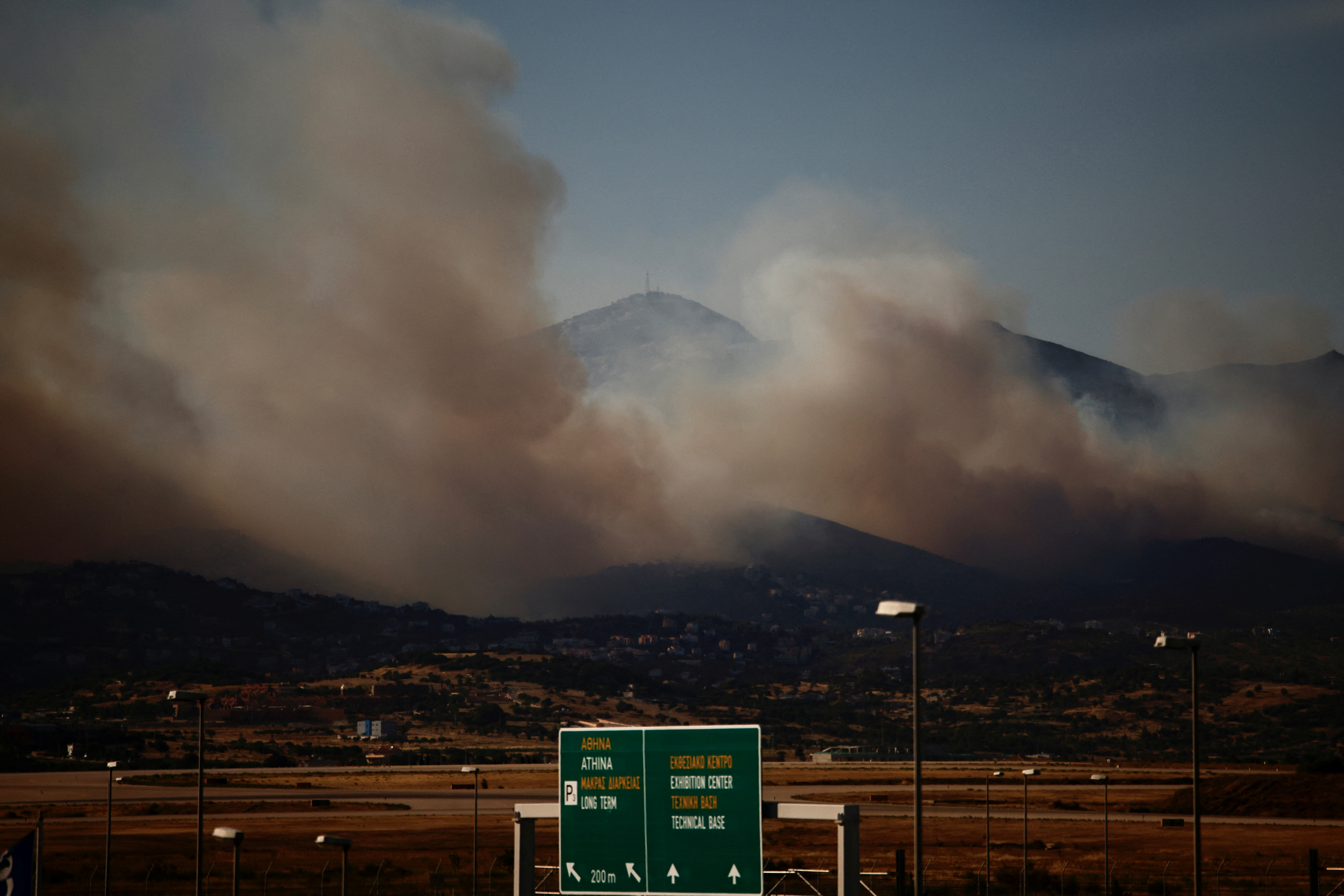 Smoke rises as a wildfire burns on Mount Penteli, in Athens, Greece, July 19, 2022. REUTERS/Alkis Konstantinidis