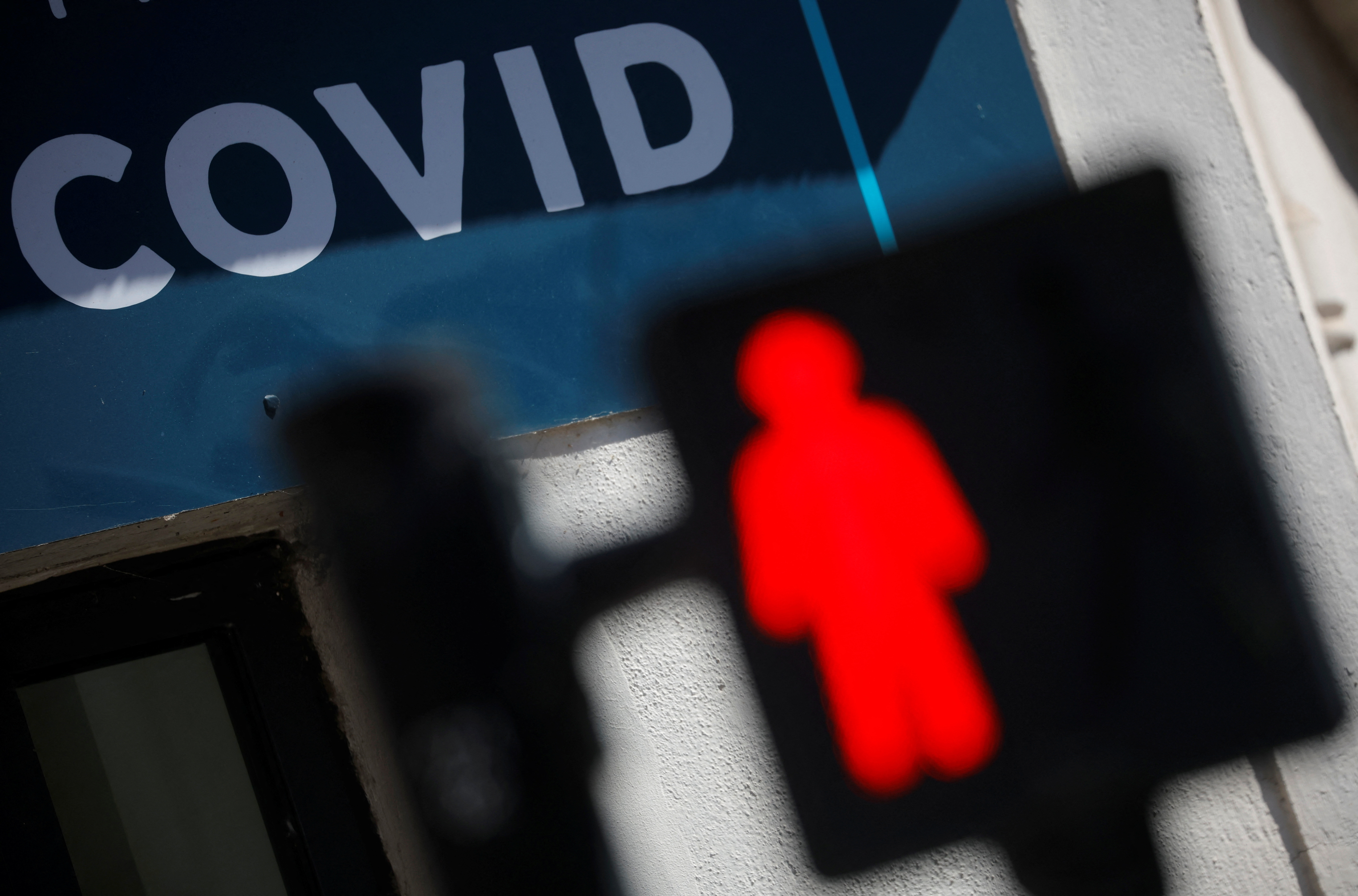 A traffic light is seen in front of a coronavirus disease (COVID-19) testing centre in Nantes, near Nantes, France, June 30, 2022. REUTERS/Stephane Mahe