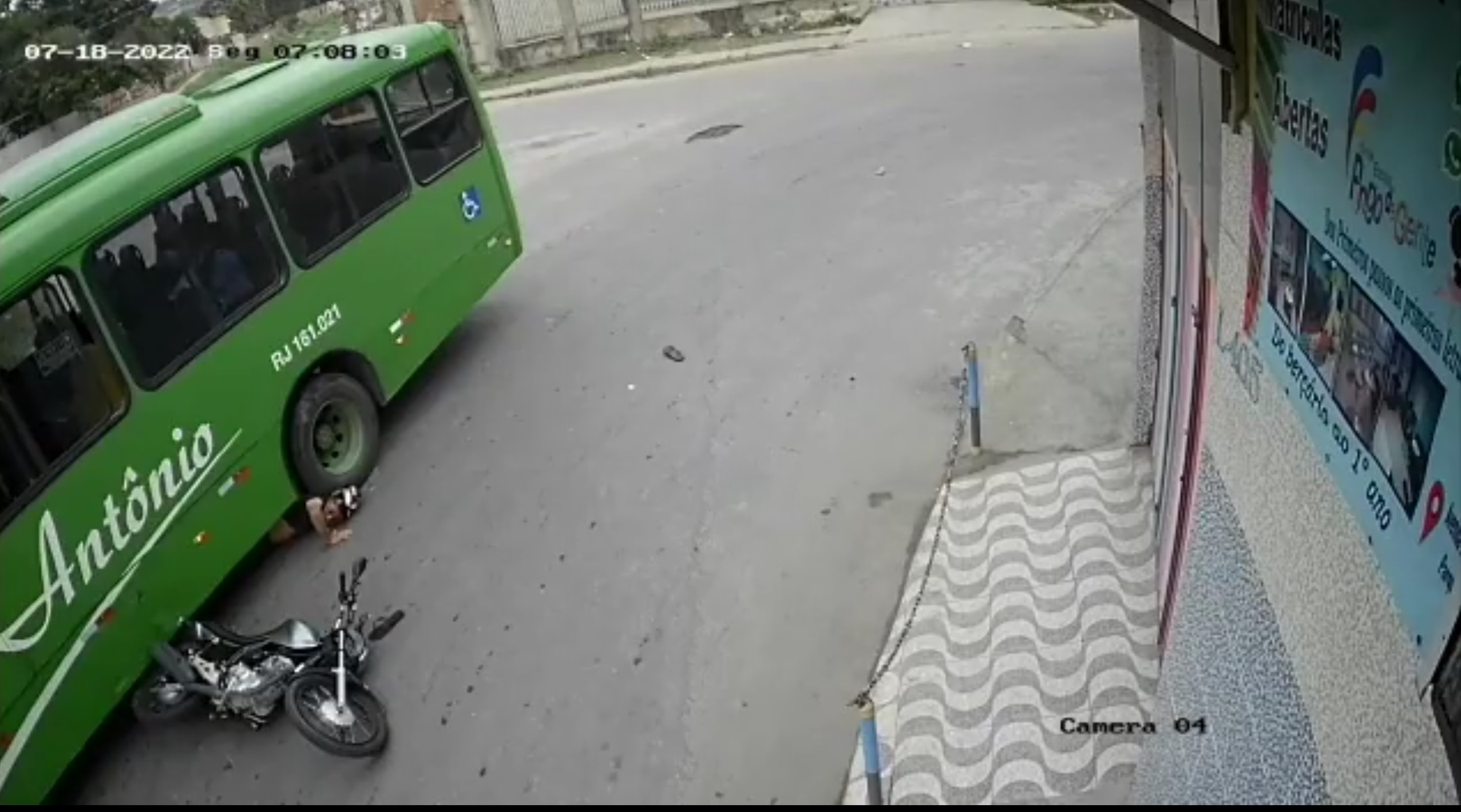 Brazil, motociklista, nesreća, preživeo Foto: Printscreen/Twitter/Sigurnosna kamera