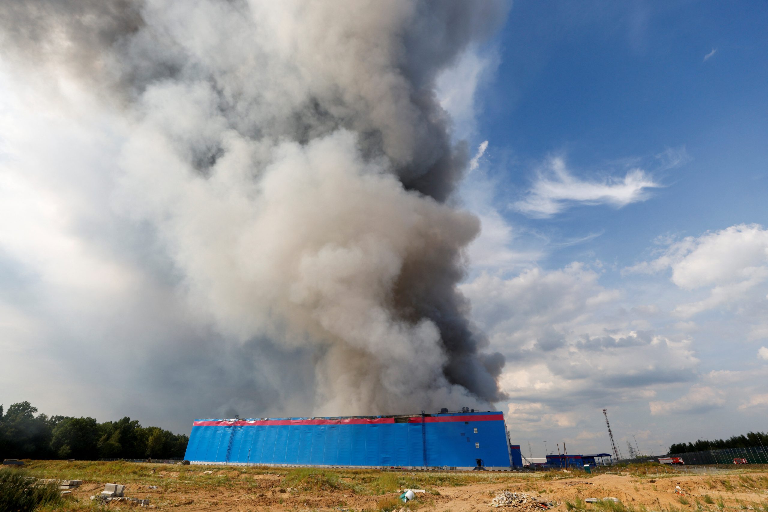 Smoke rises above burning Ozon e-commerce firm's warehouse in Istrinsky District of the Moscow region, Russia August 3, 2022. REUTERS/Maxim Shemetov