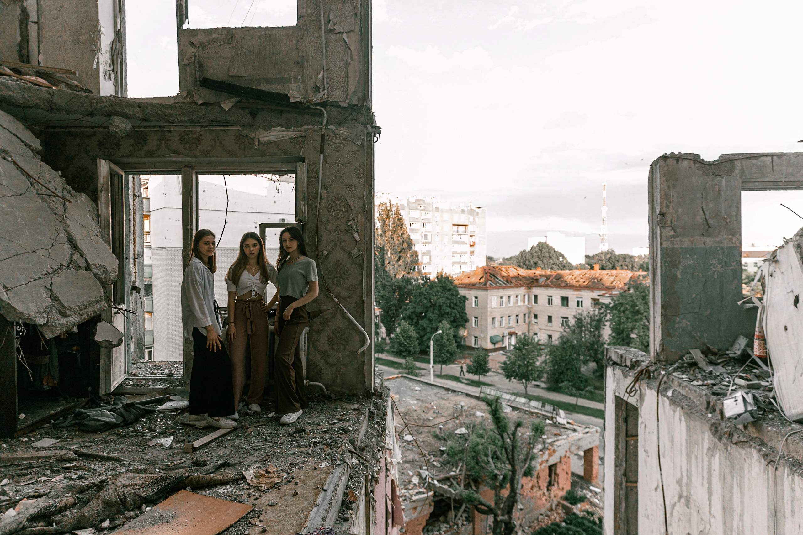 1655206384-2022-06-13T101033Z_95629165_RC2TLU9MYLIF_RTRMADP_3_UKRAINE-CRISIS-GRADUATION-ALBUM.JPG