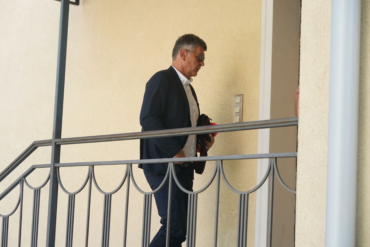 nenad_peris_ulazi_u_crkvu_svet__388385__photo_E-Stock_caslav_vukojicic