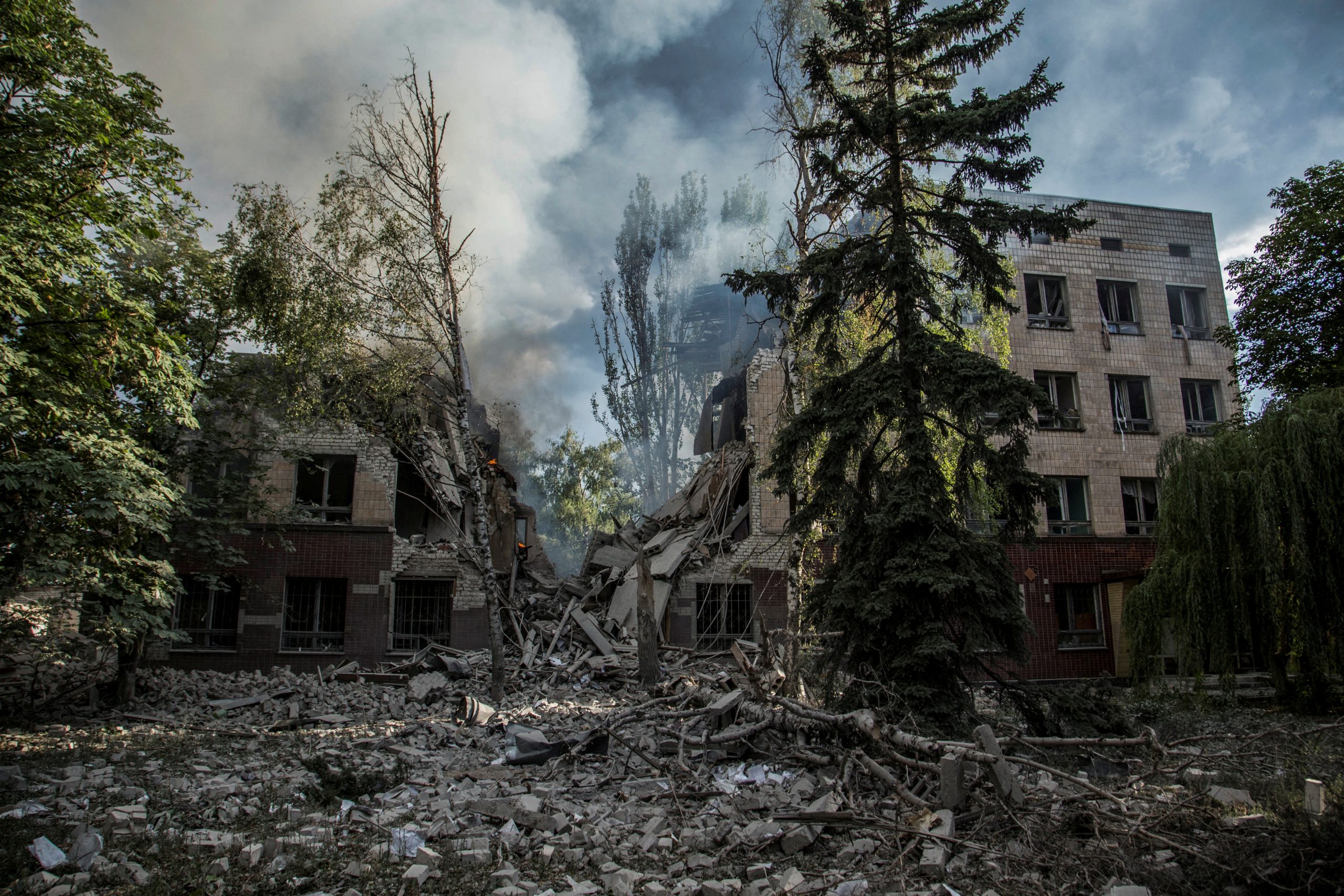 1656677355-2022-06-27T082833Z_407255465_RC2UTU9QFR26_RTRMADP_3_UKRAINE-CRISIS-LYSYCHANSK-CIVILIANS-scaled.jpg
