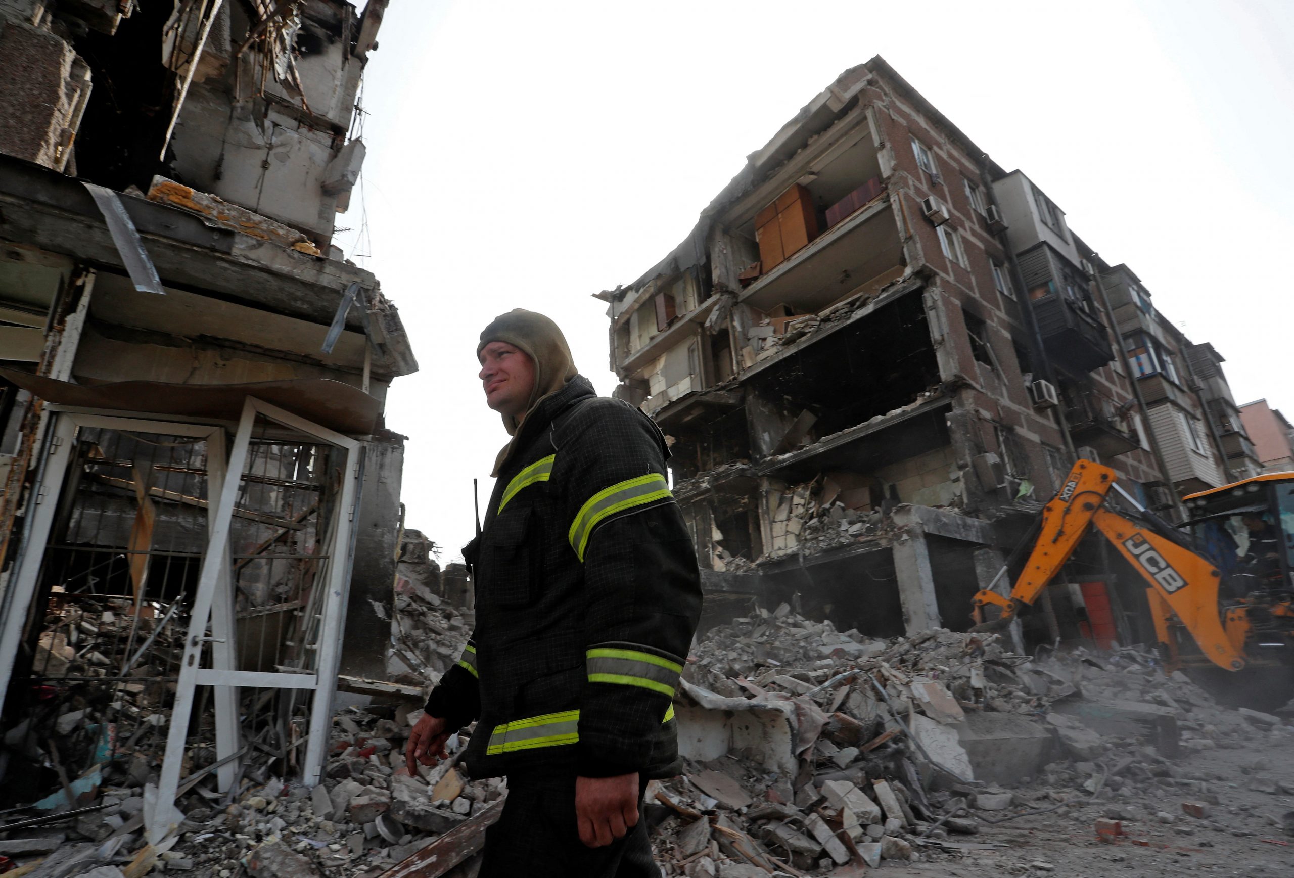 Marijupolj, Ukrajina, rat
A rescuer works at a residential building damaged during Ukraine-Russia conflict in the southern port city of Mariupol, Ukraine April 19, 2022. REUTERS/Alexander Ermochenko