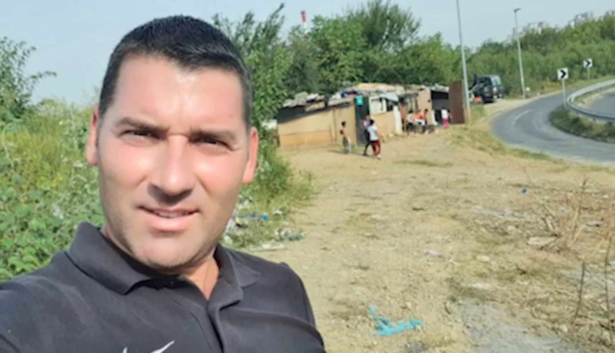 Vojkan Krstic, po nacionalnosti covek, u poseti romskim porodicama - YouTube - 0 32