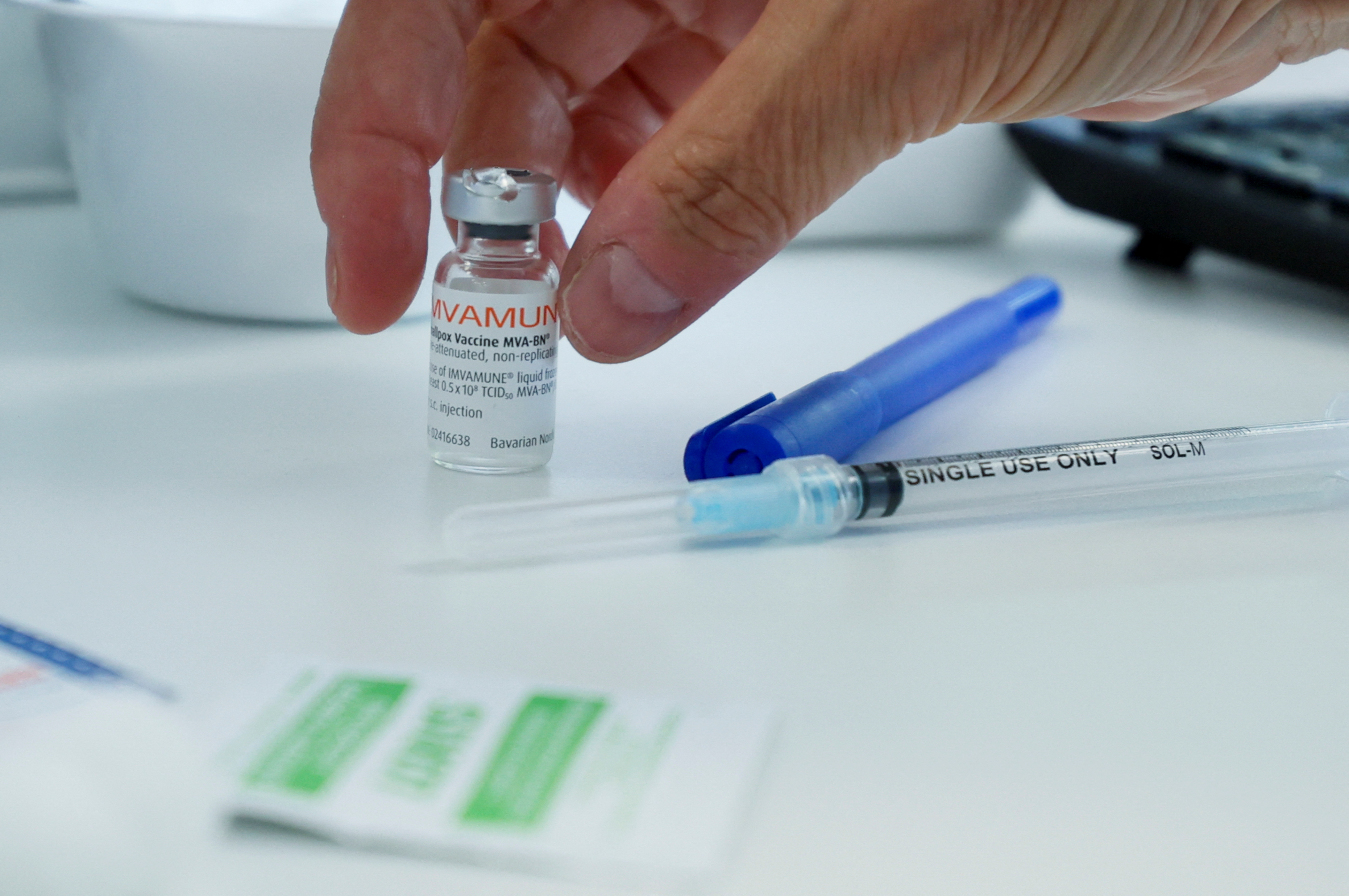 Majmunske boginje
A healthcare worker prepares a syringe at a monkeypox vaccination clinic run by CIUSSS public health authorities in Montreal, Quebec, Canada, June 6, 2022.  REUTERS/Christinne Muschi