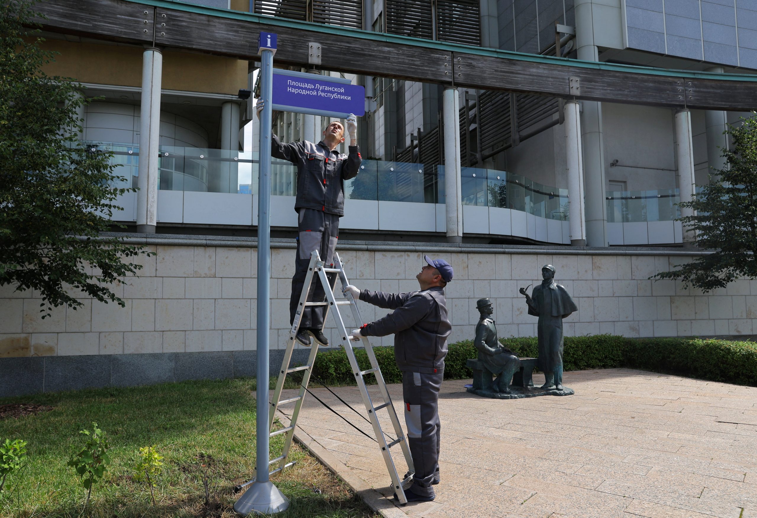 Workers install a direction sign "Luhansk People's Republic Square" in front of the British embassy in Moscow, Russia July 8, 2022. REUTERS/Evgenia Novozhenina