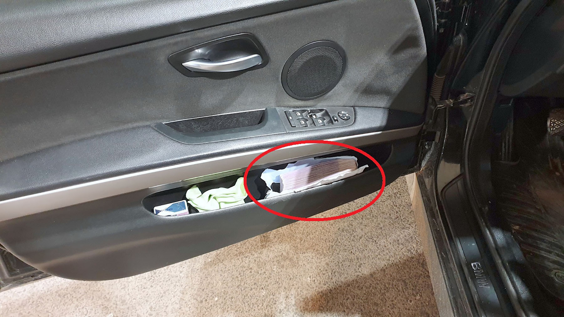 2._koverat_sa_devizama_u_vratima_auta_na_Presevu